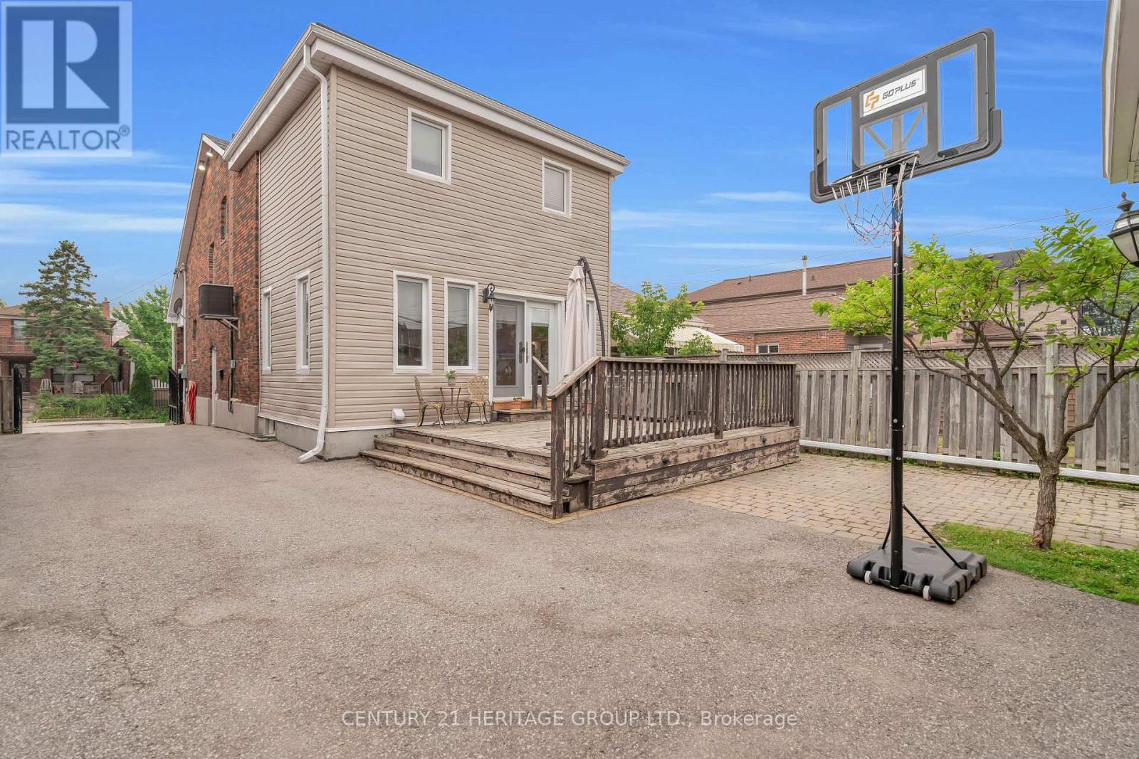 33 SANDERSTEAD AVENUE - 40