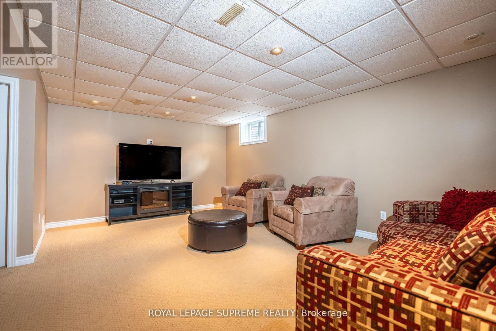 31 1/2 THOROLD ROAD - 15