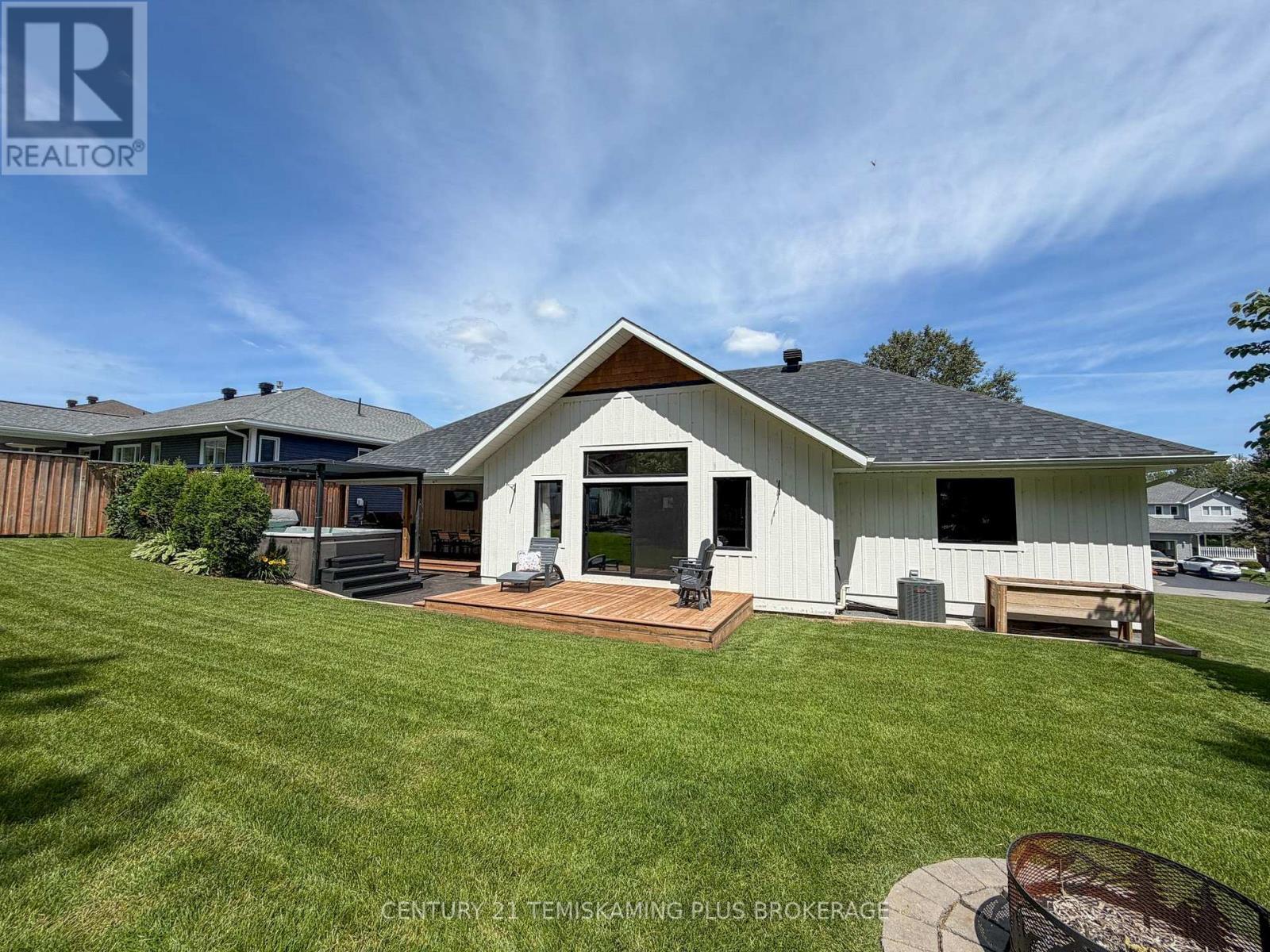 273 COSMAN CRESCENT - 25