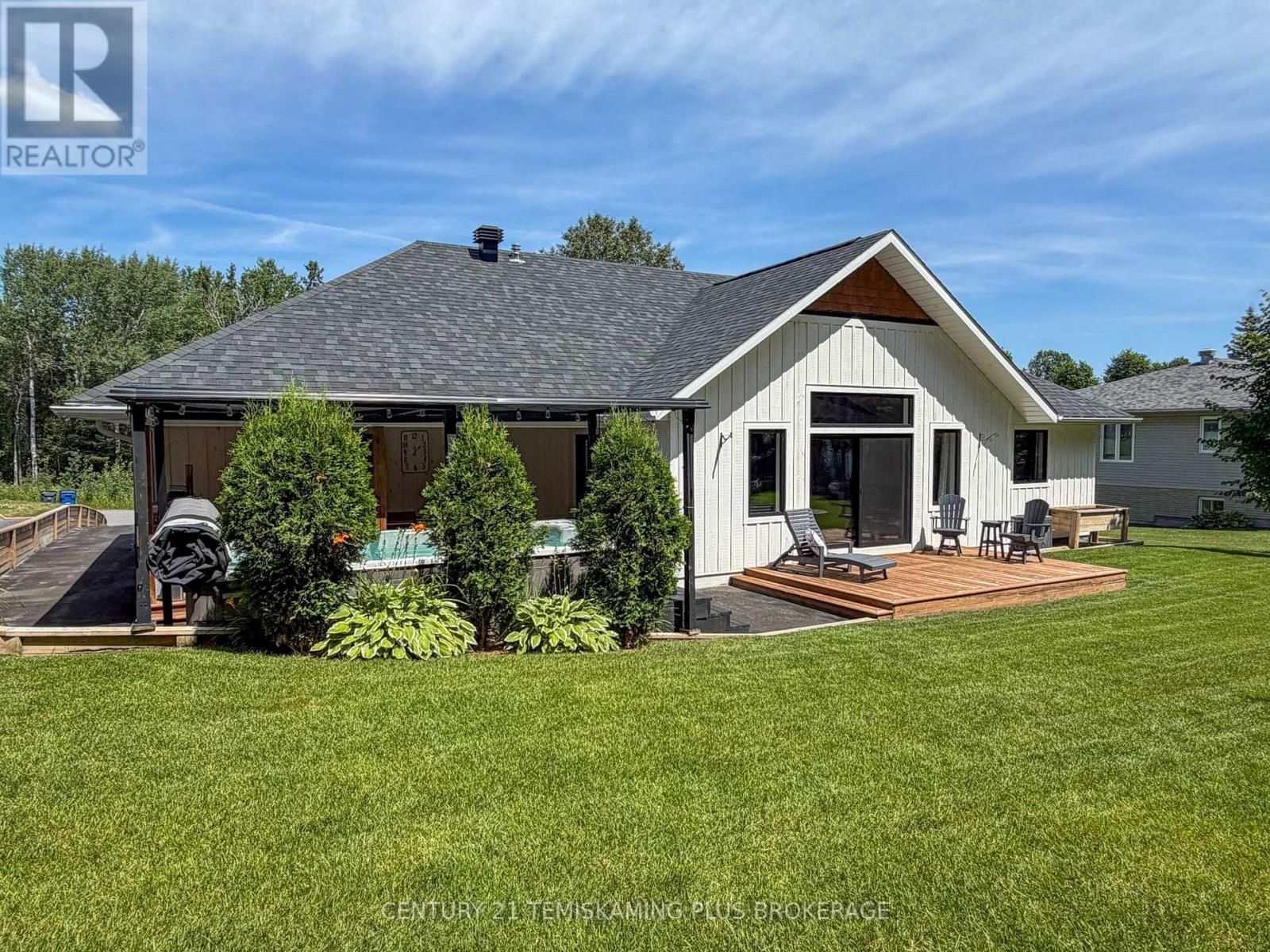 273 COSMAN CRESCENT - 27