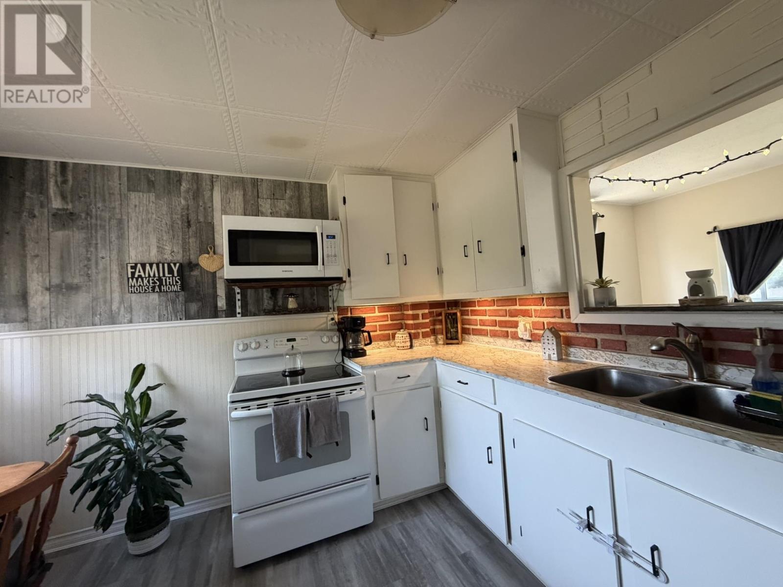 261 Balsam ST - 4