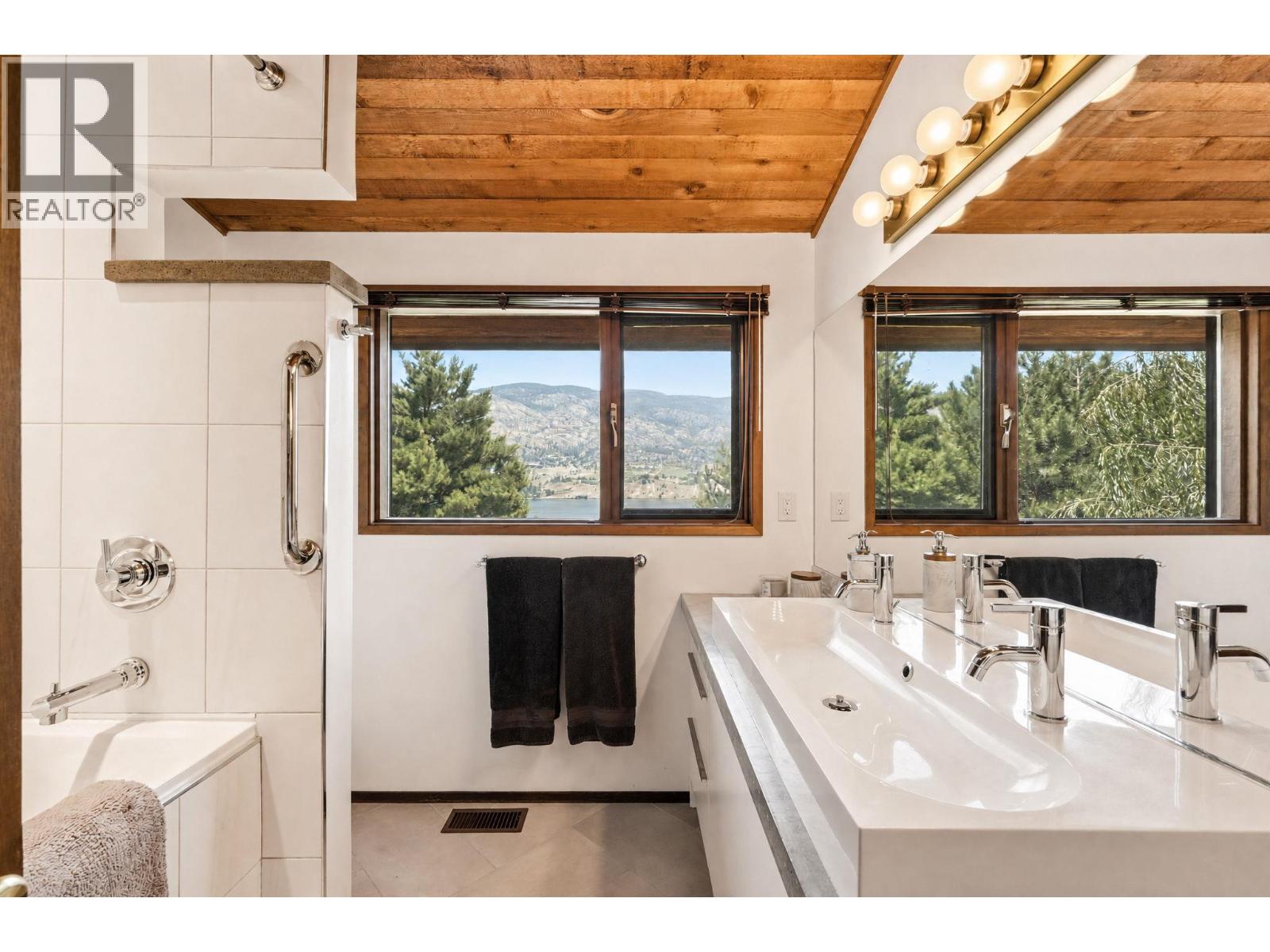  130 PINEVIEW Drive, Kaleden