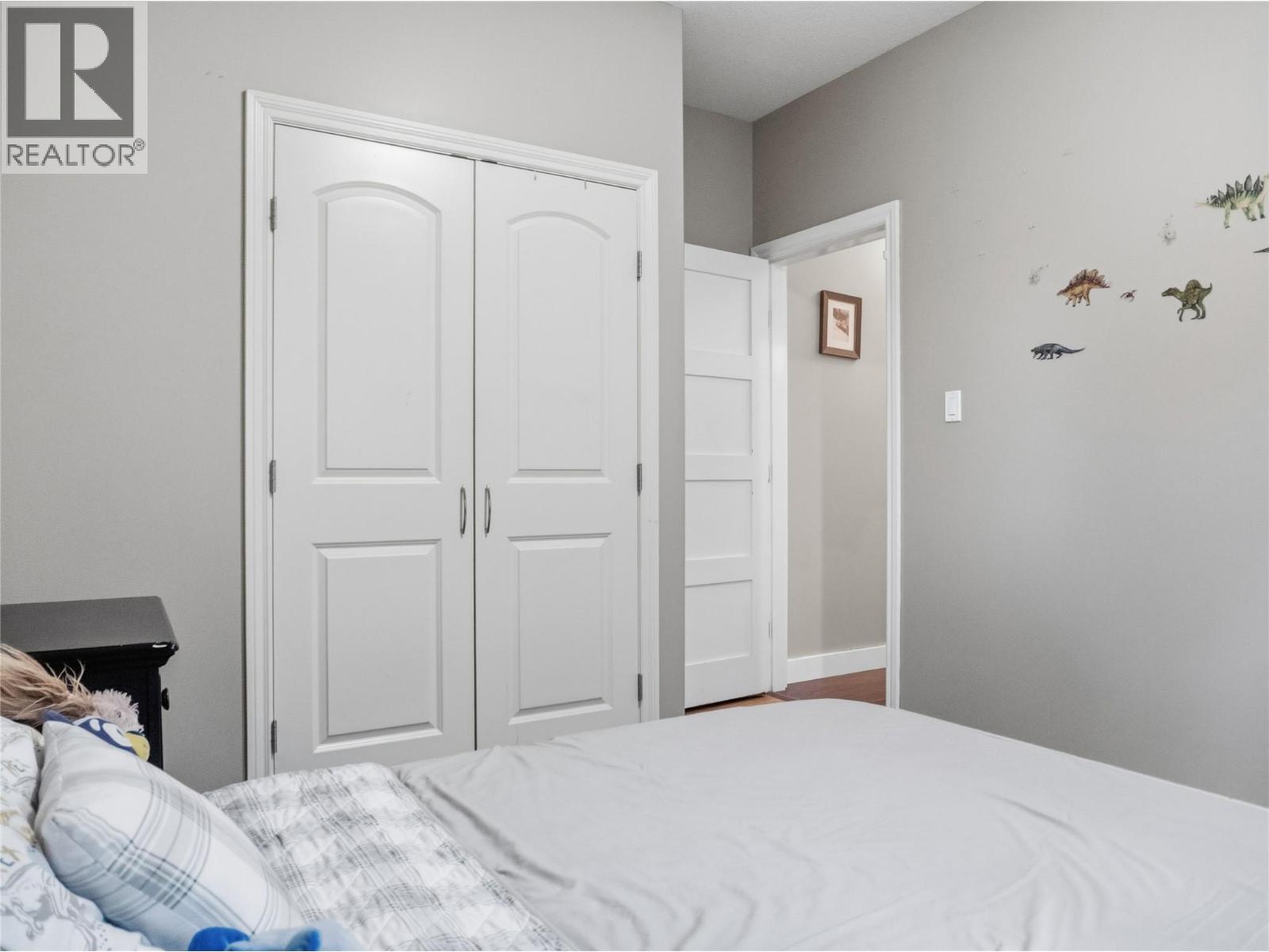 8412 18A Street - 40