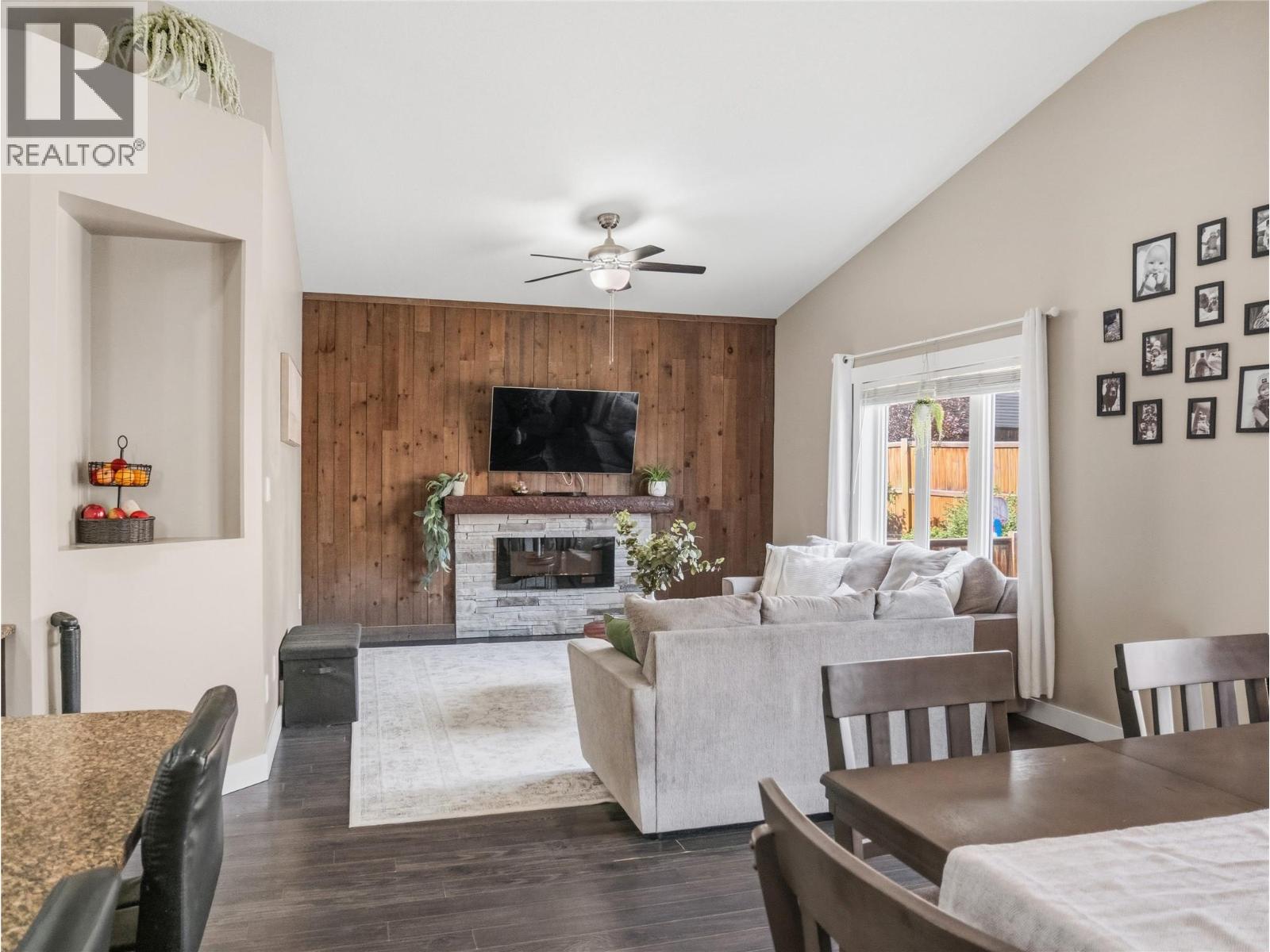 8412 18A Street - 28