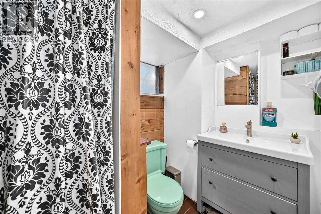 2405 30 Street SW - 38
