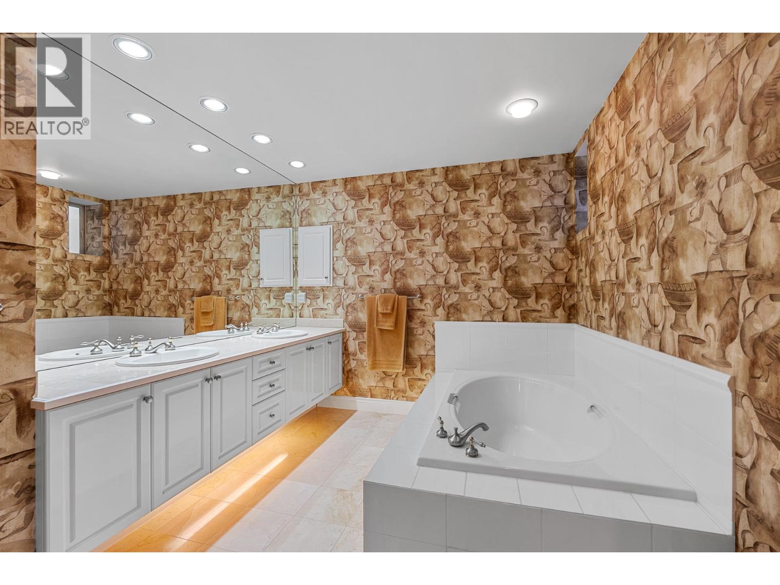 2456 CARR LANE, West Vancouver