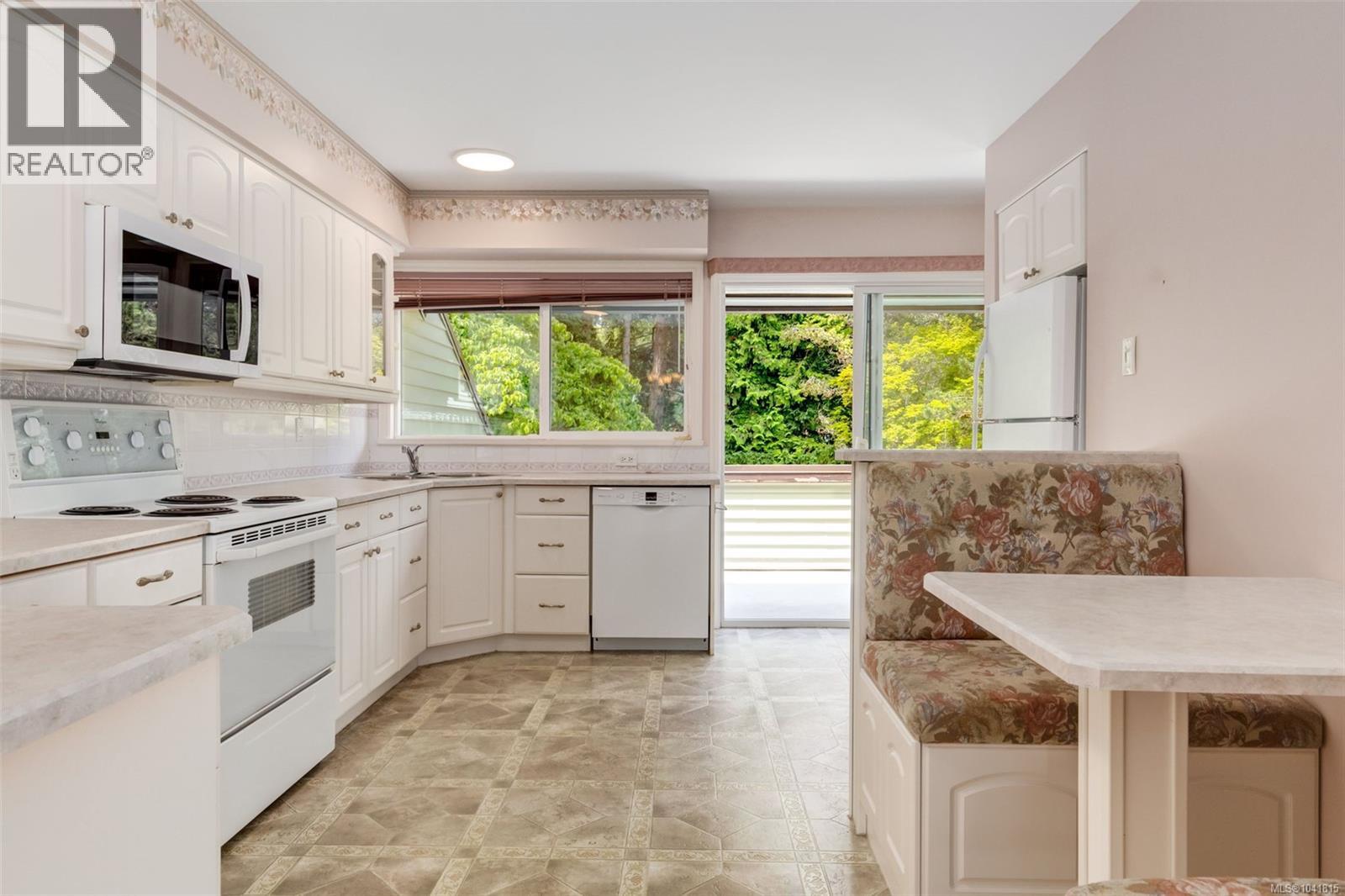 #7 570 Crescent Rd W - 12