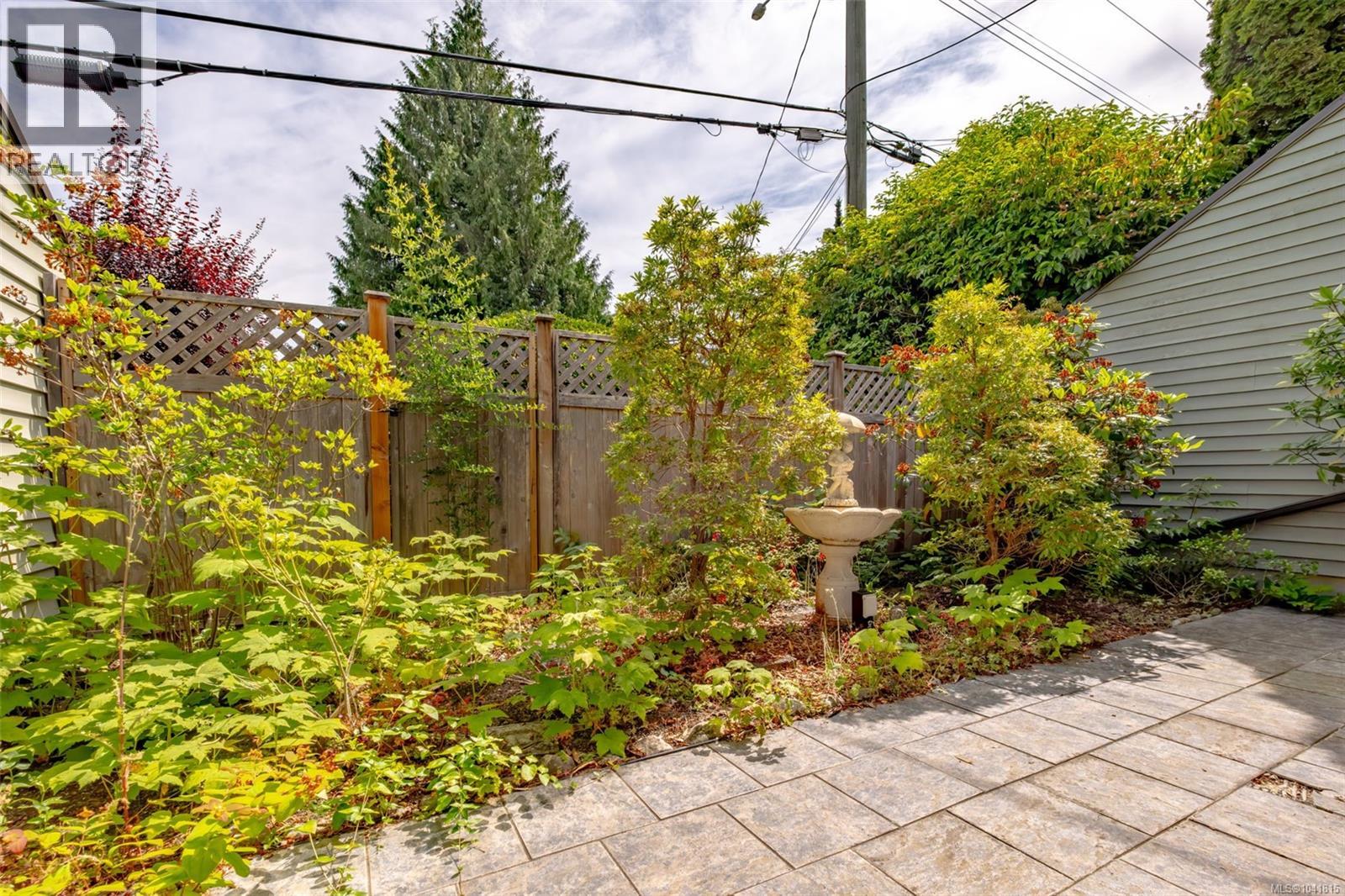 #7 570 Crescent Rd W - Image 25