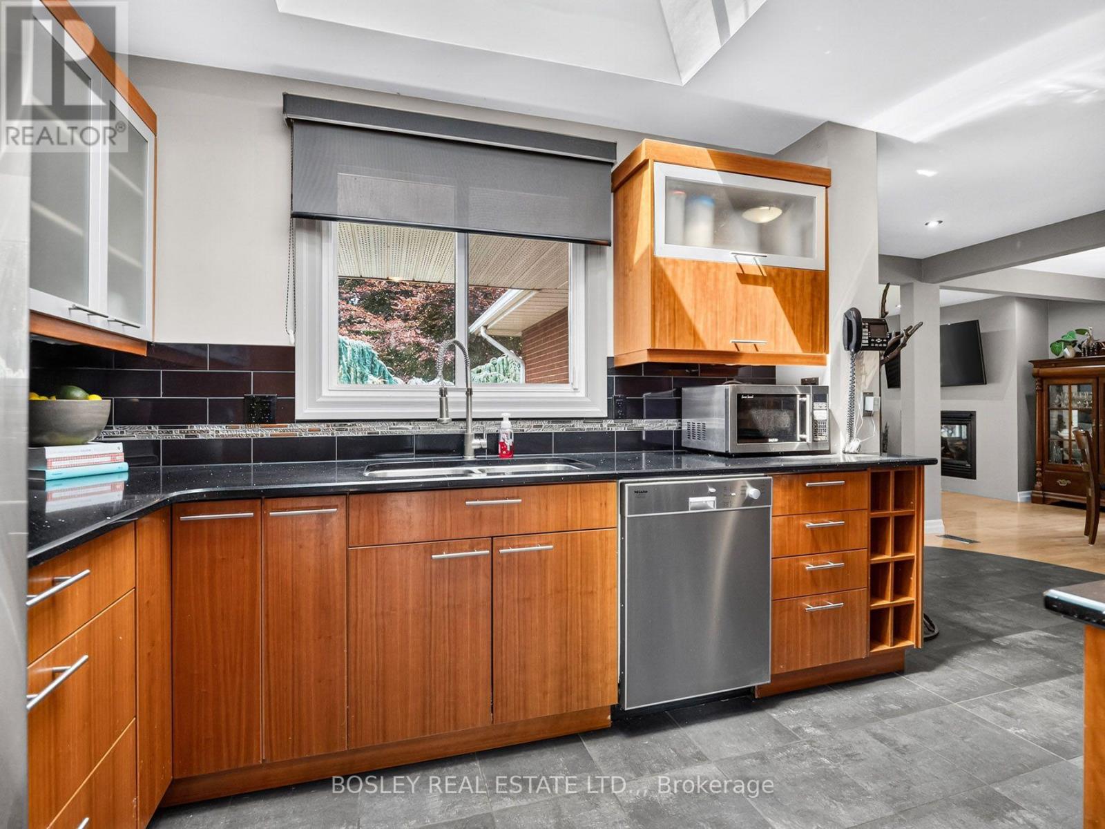 6 SAMUEL COURT - 12