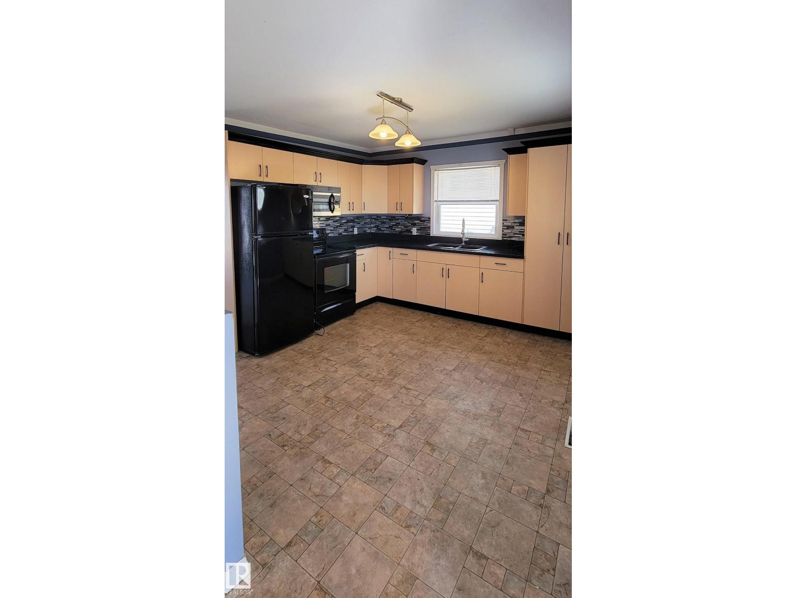 5422 51 AV - Image 3