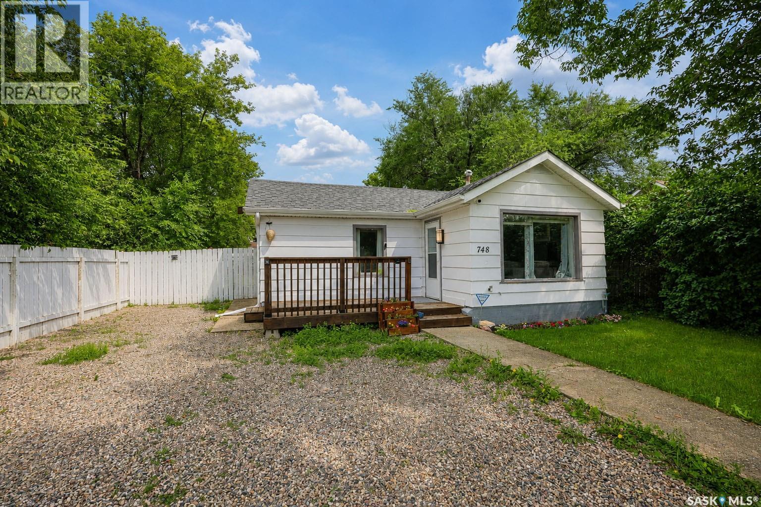 748 5th STREET E - 1