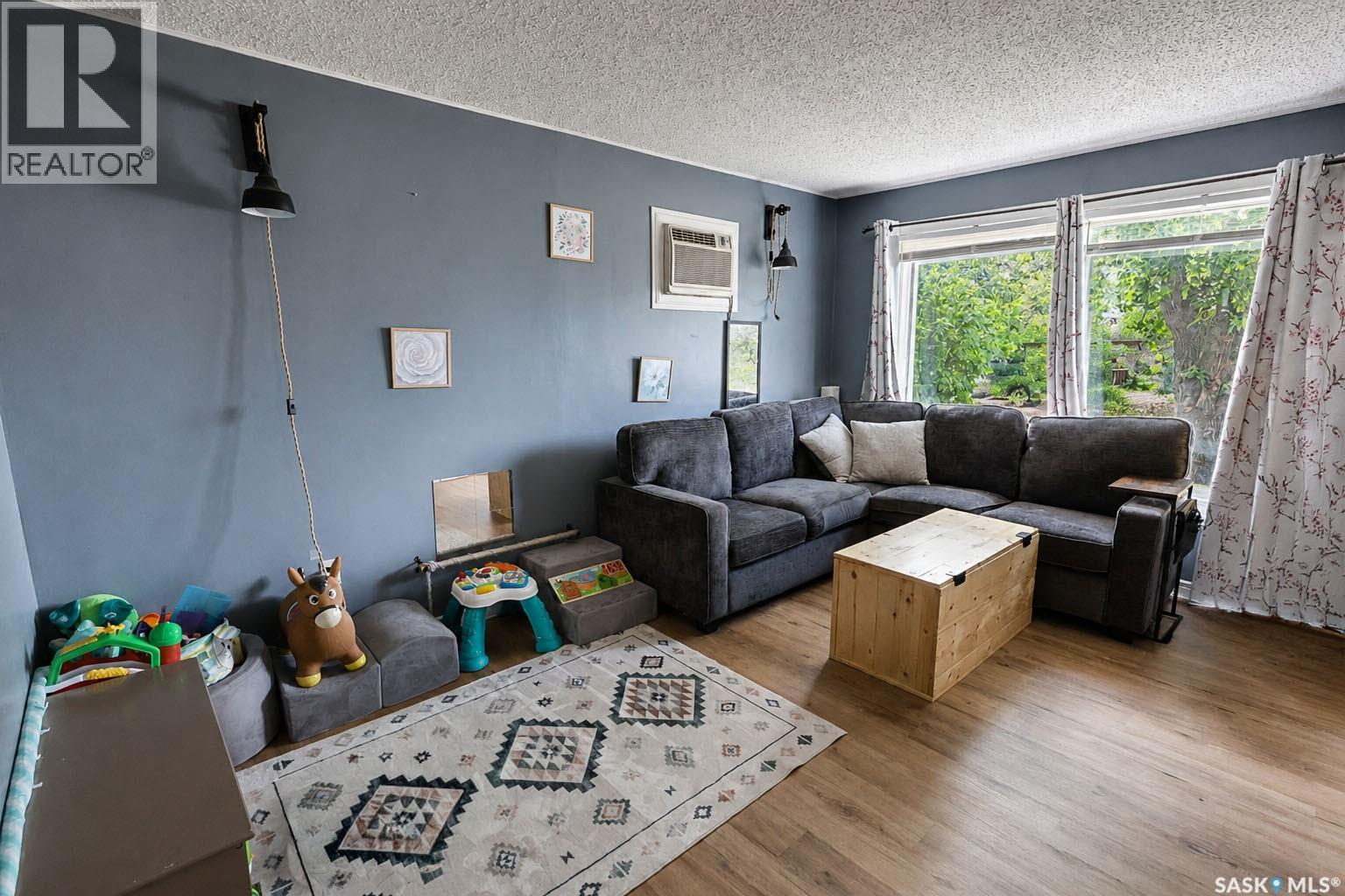 748 5th STREET E - 2