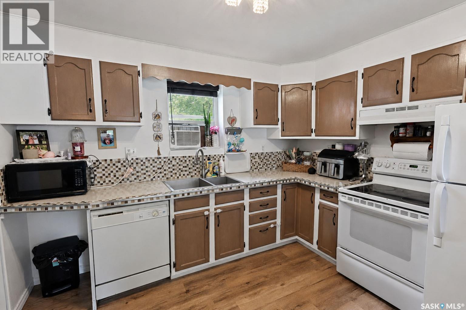 748 5th STREET E - 4