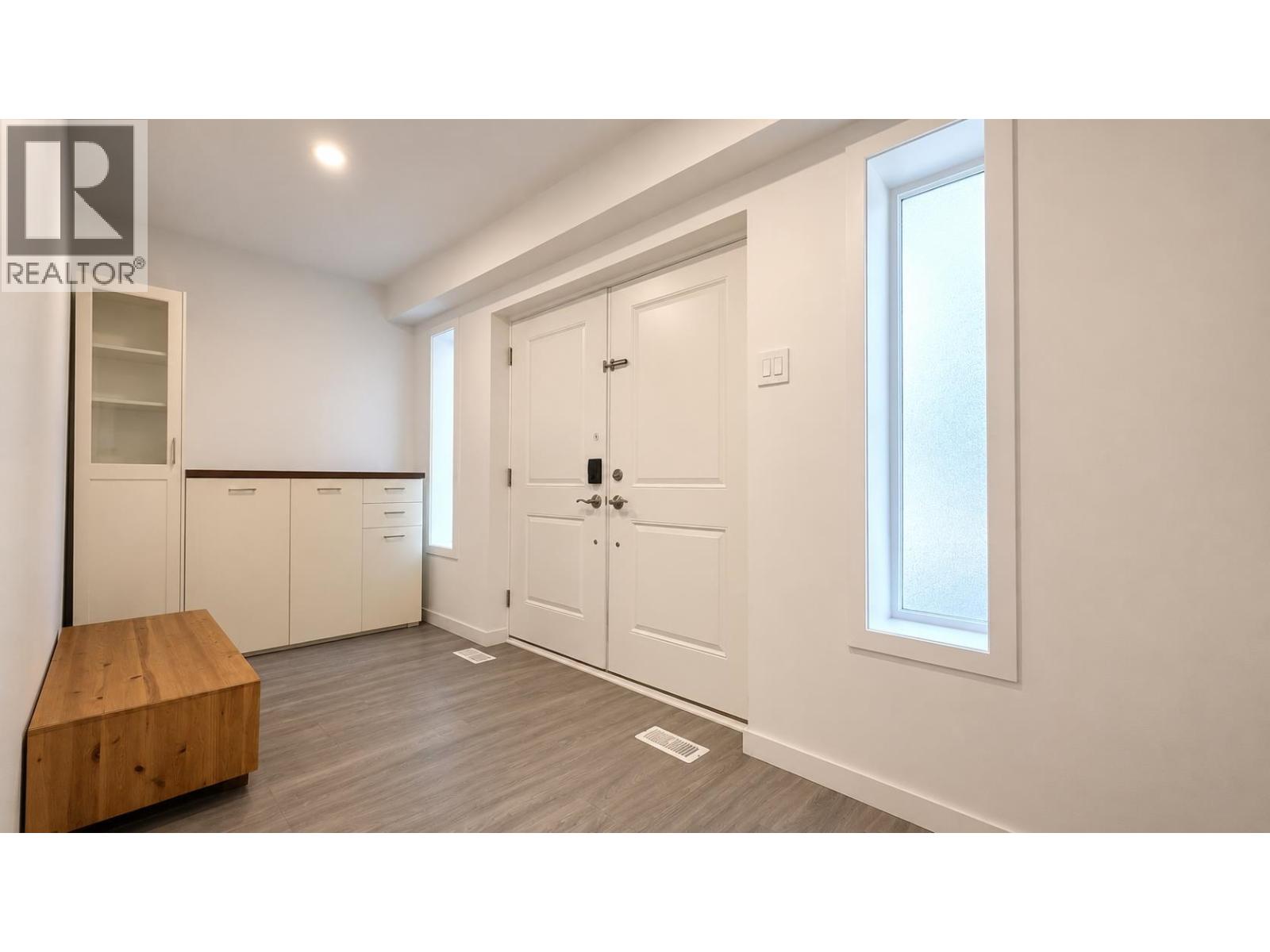 8 Bed, 5 Bath House for Sale in Vancouver – 6833 QUEBEC STREET, Vancouver – MLS# R3143600 - Image 8