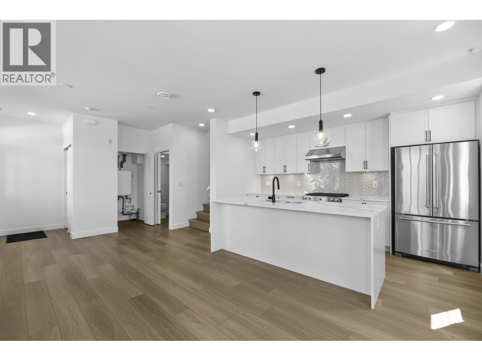 125 720 ROBINSON STREET — photo 3