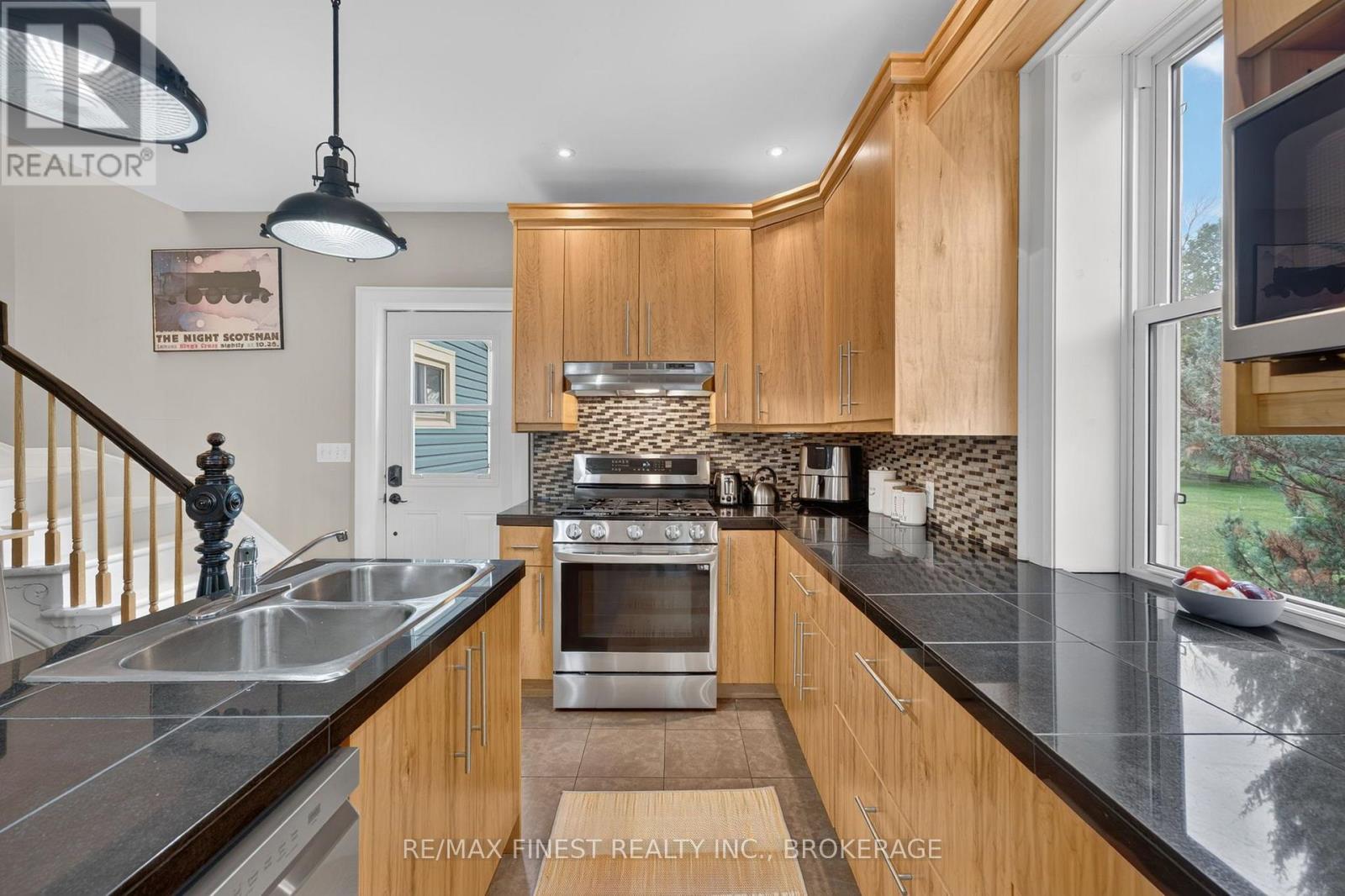 52 MAIN STREET - Image 7