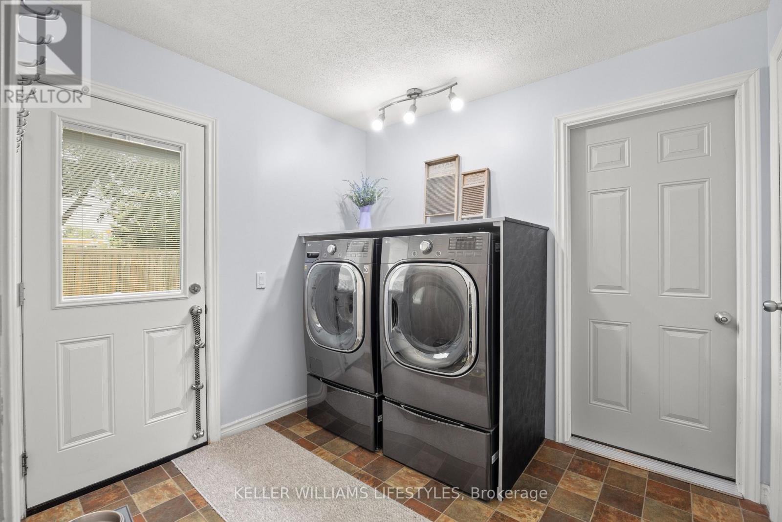 219 DUNDAS STREET W - Image 19