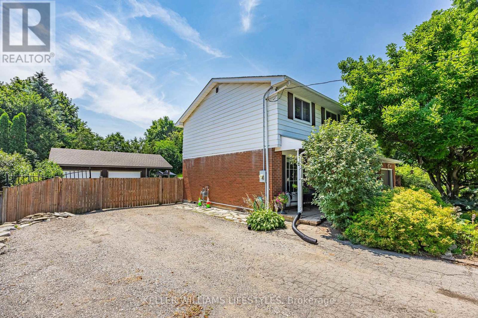 219 DUNDAS STREET W - Image 36