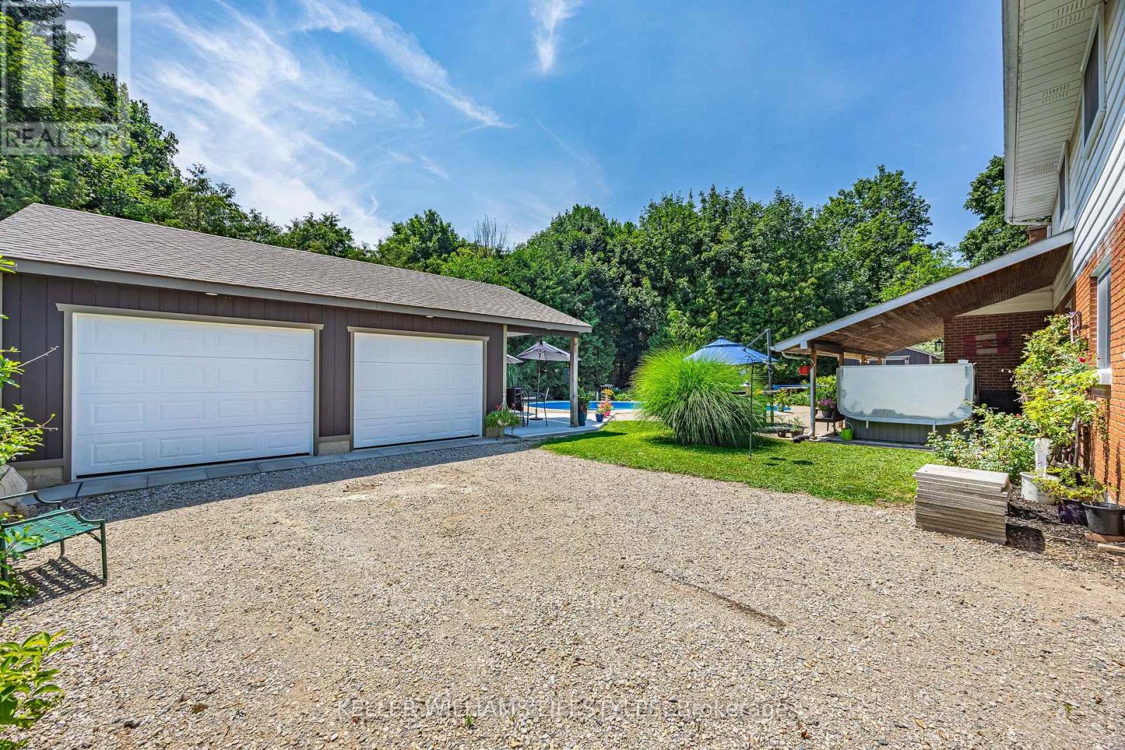 219 DUNDAS STREET W - Image 37