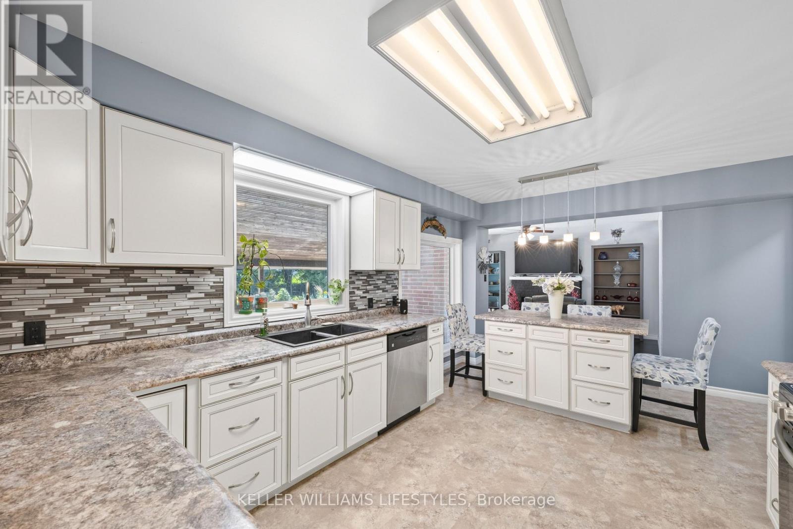 219 DUNDAS STREET W - Image 9