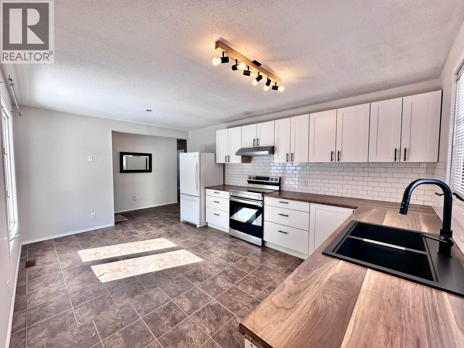 1155 14TH AVENUE, Valemount — photo 2
