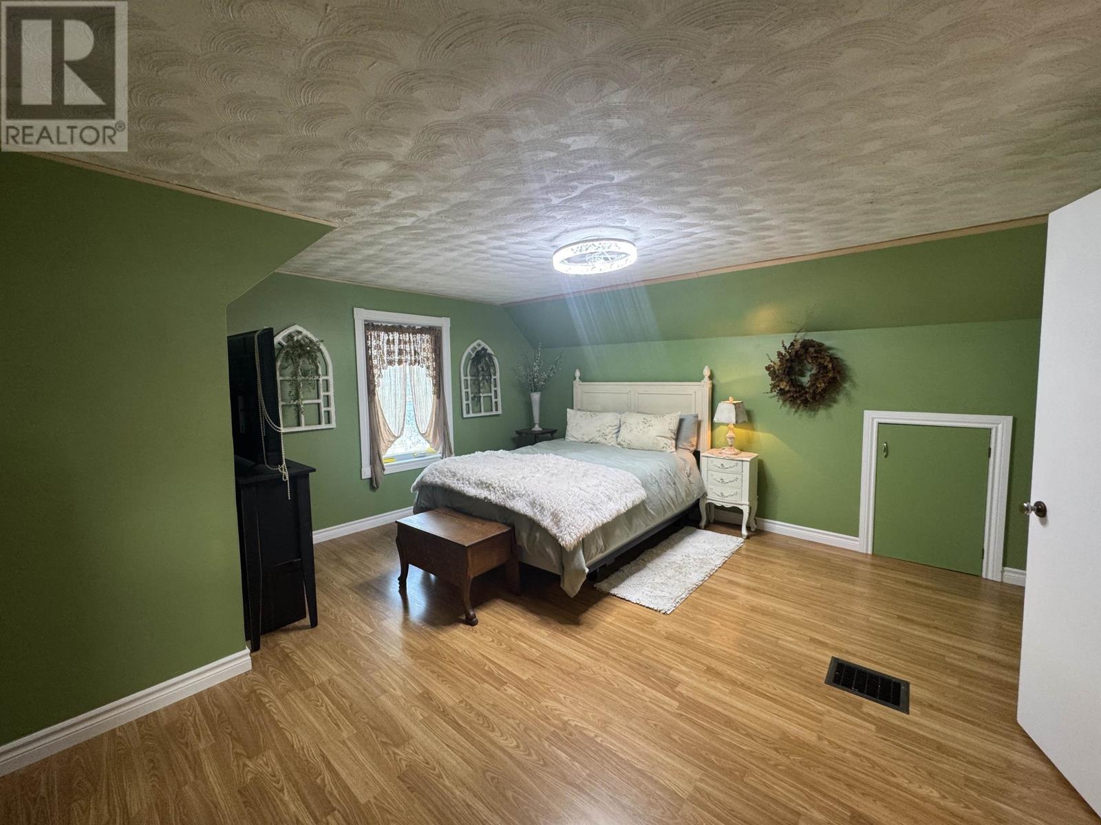 4 Adjala AVE - Image 29