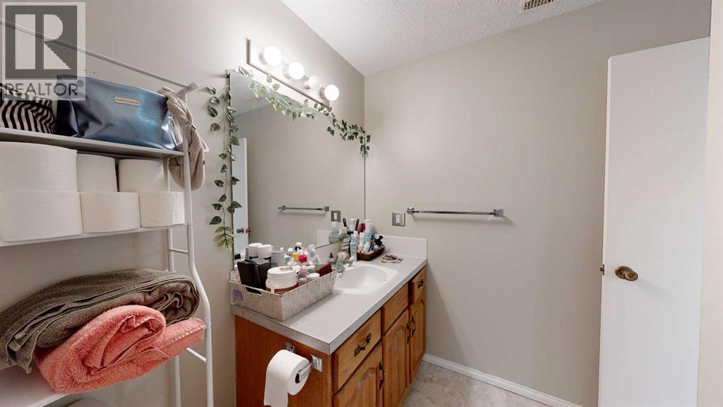 #204 4814A 49 Street - 14