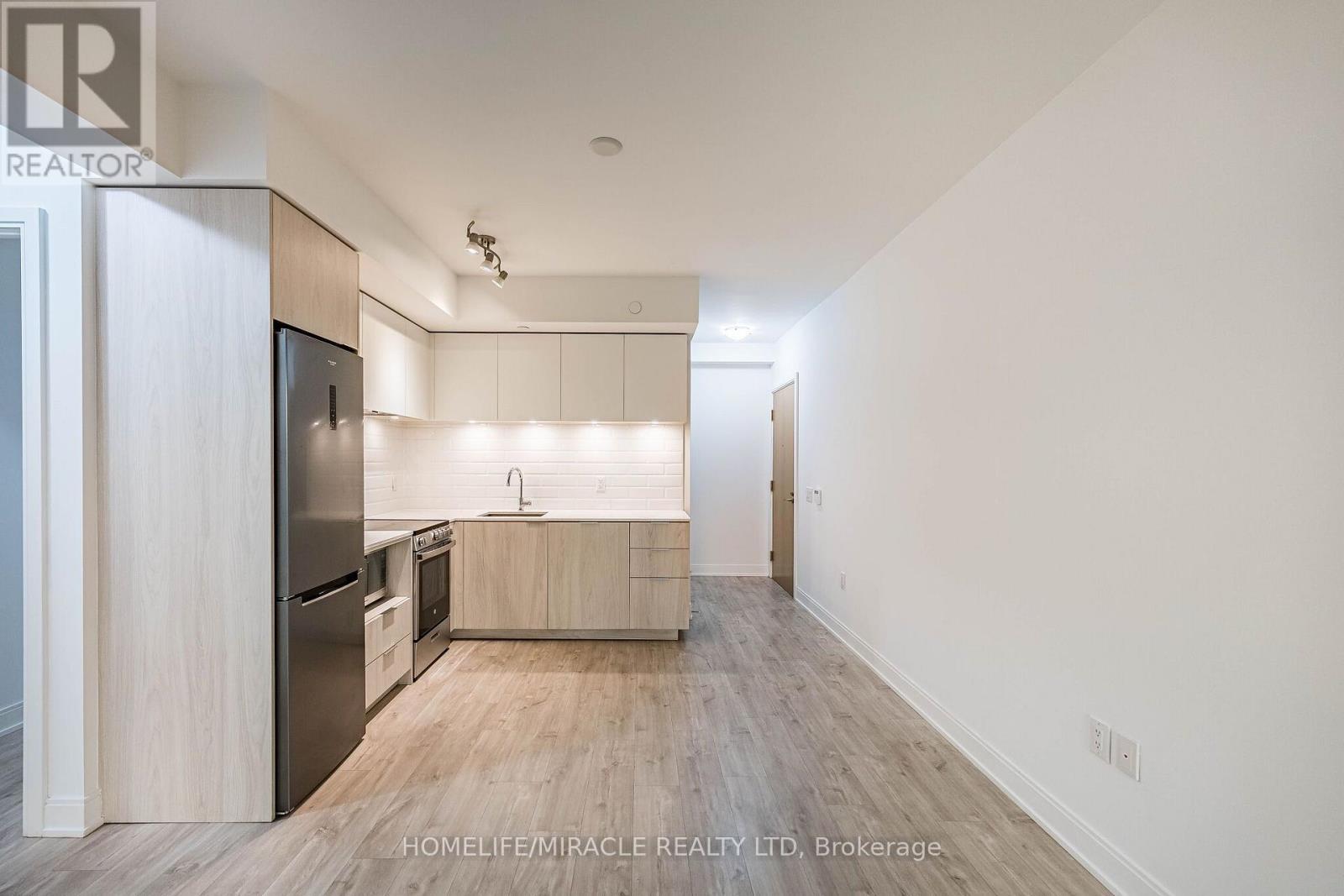 #303 65 ANNIE CRAIG DRIVE - 17