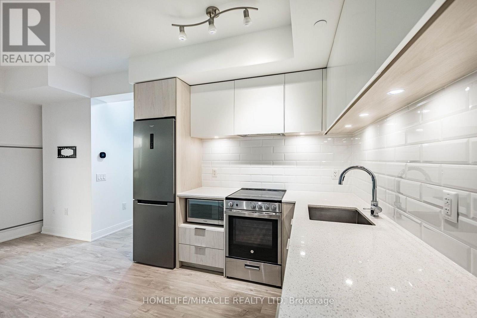 #303 65 ANNIE CRAIG DRIVE - 22