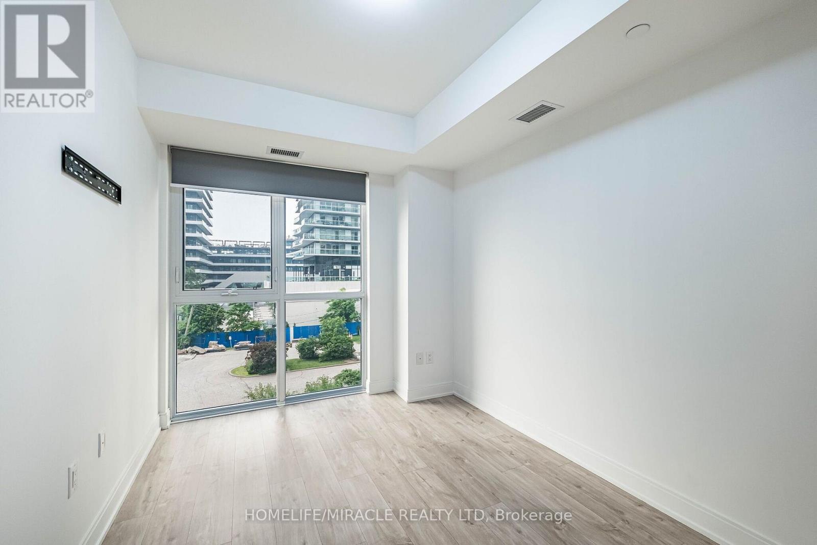#303 65 ANNIE CRAIG DRIVE - 26