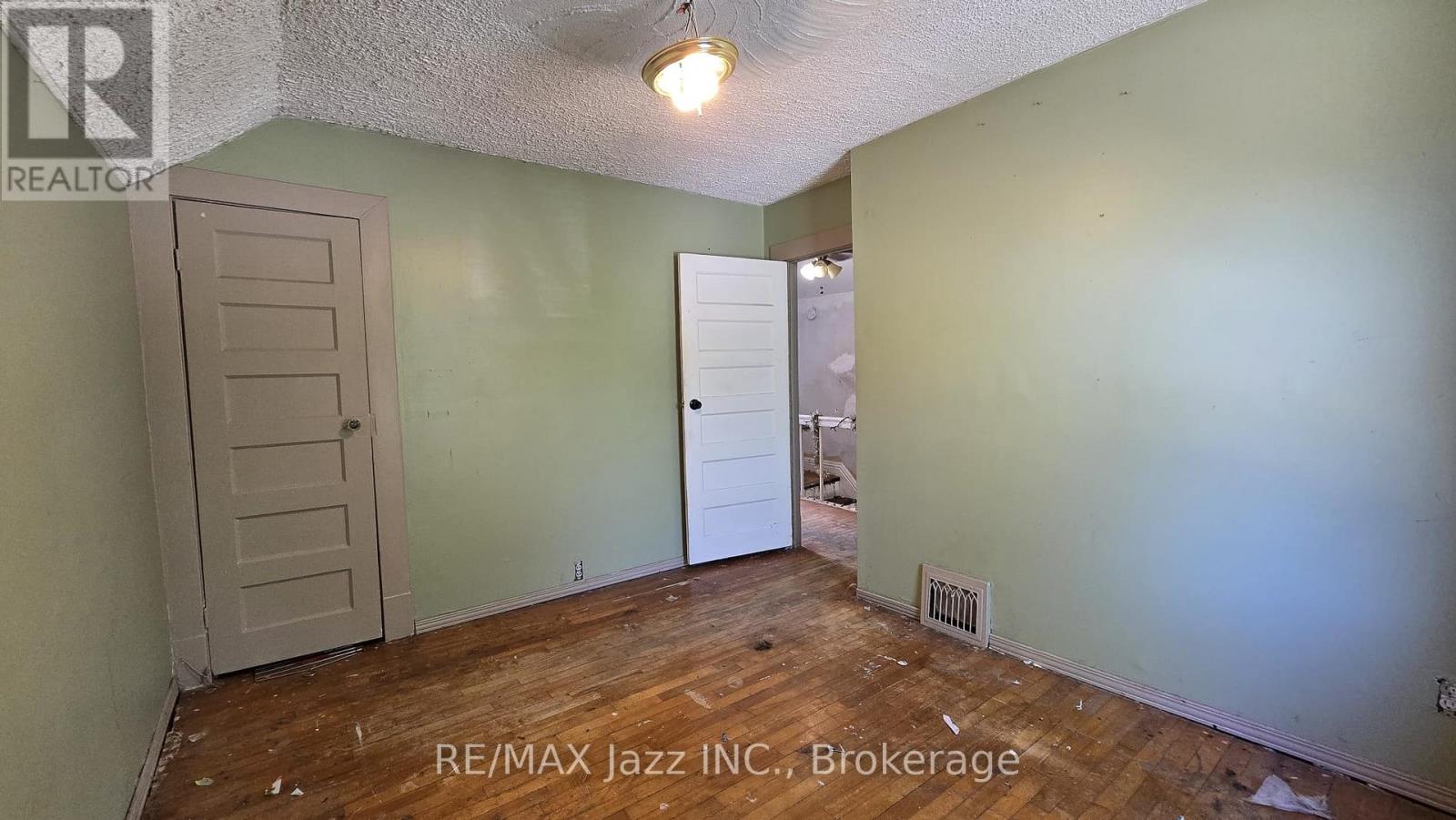 629 BROWN STREET - 12