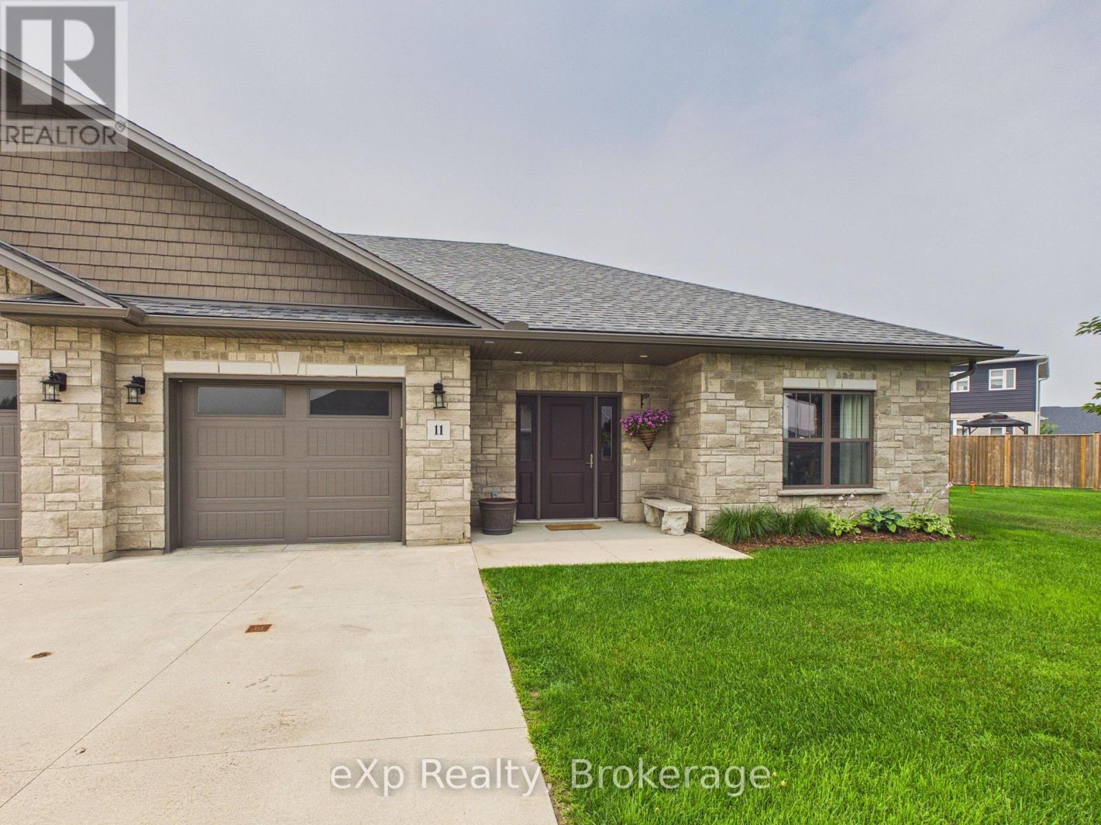 #11 1050 WATERLOO STREET - 1