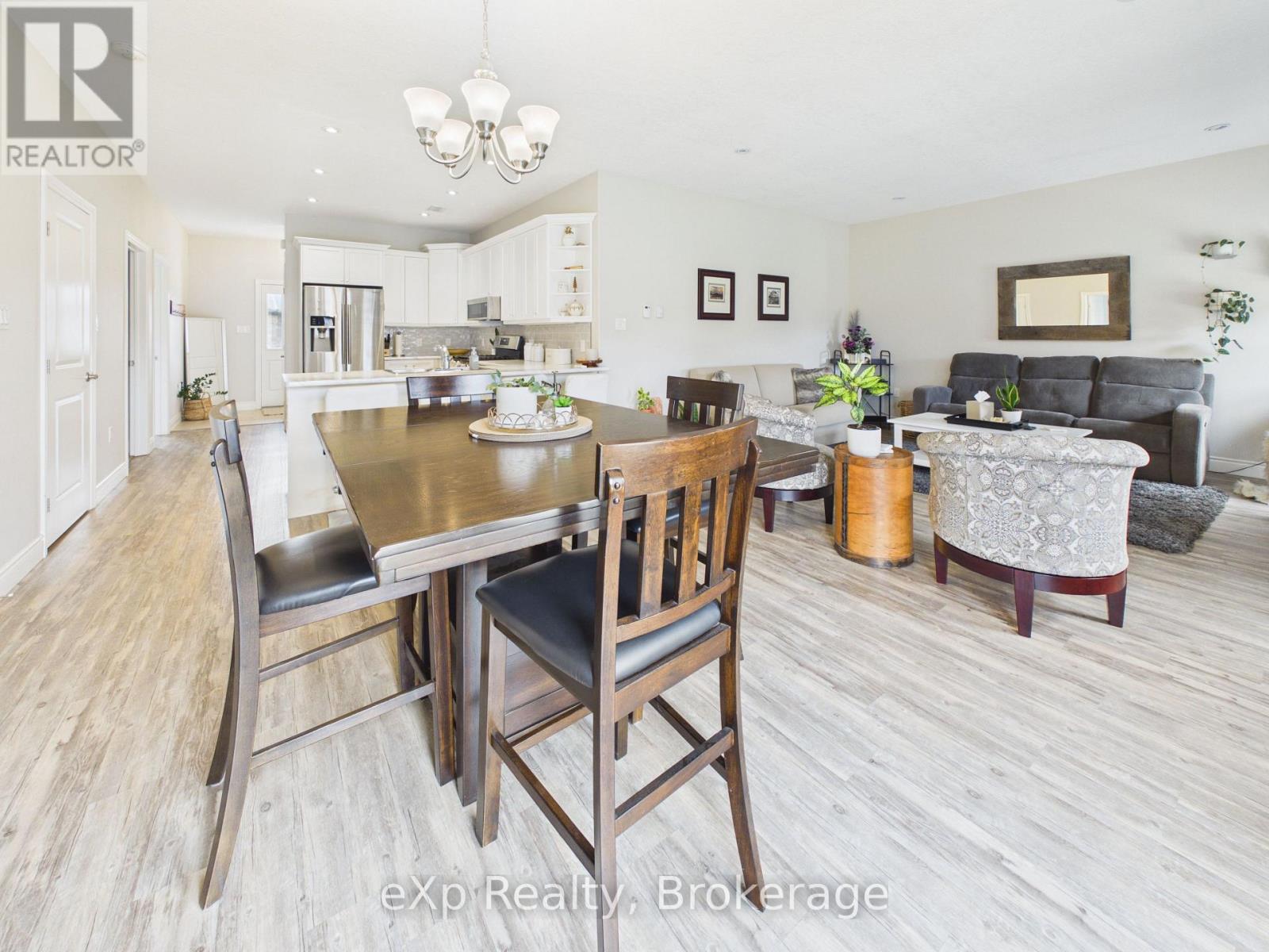 #11 1050 WATERLOO STREET - 11