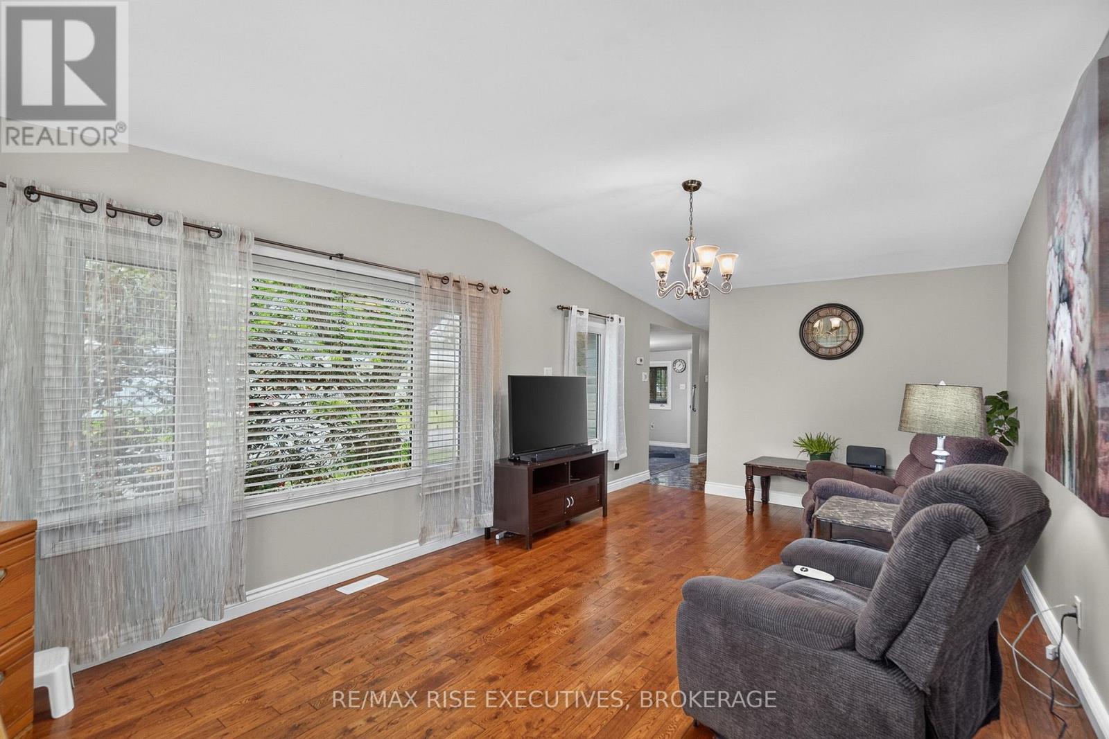 18 WENTWORTH DRIVE - 16