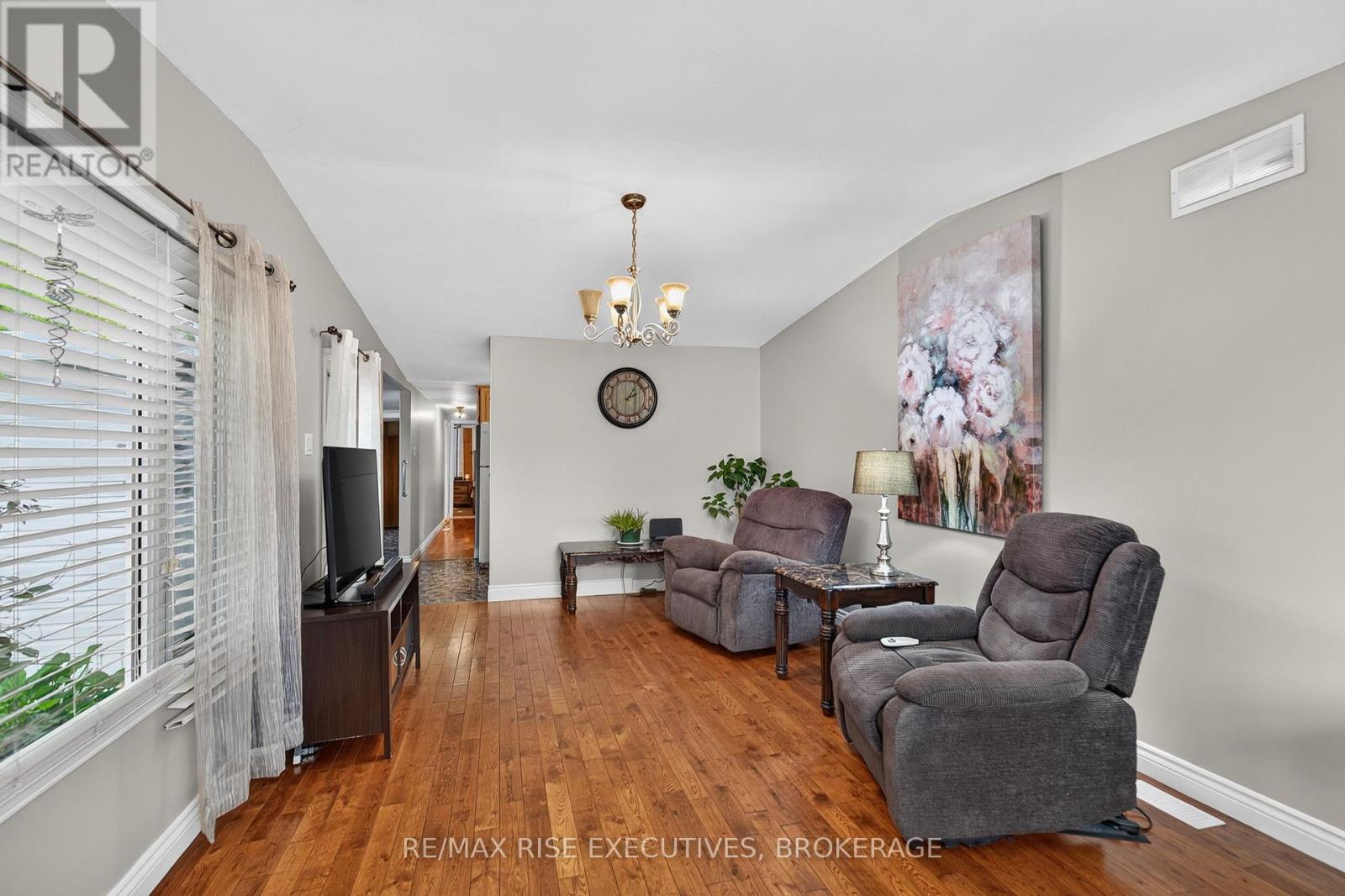 18 WENTWORTH DRIVE - 17