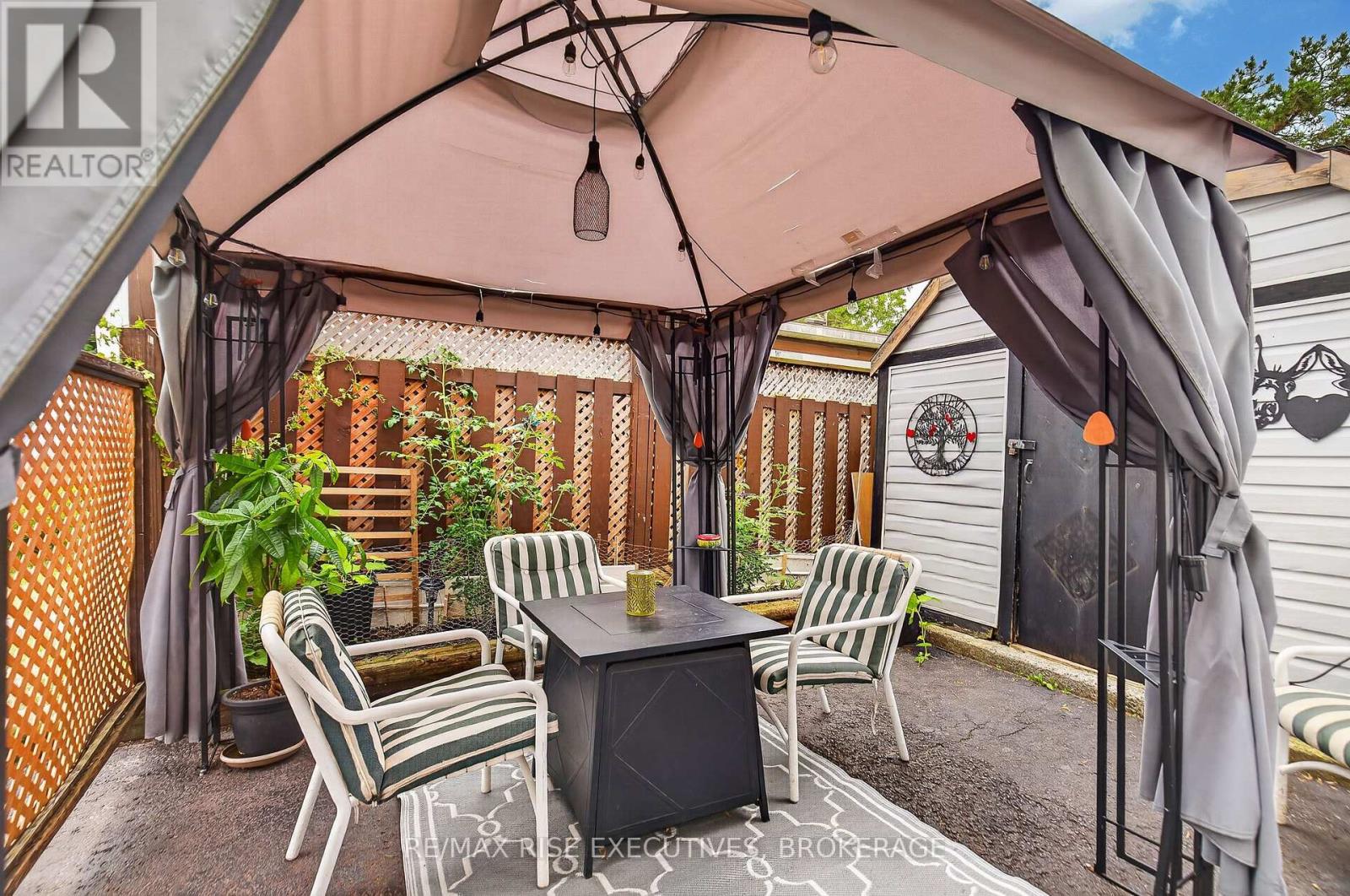 18 WENTWORTH DRIVE - 35