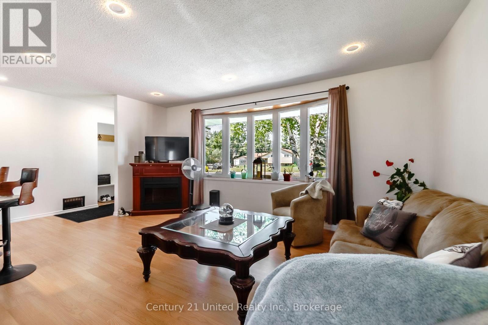 16 JANET DRIVE - 12