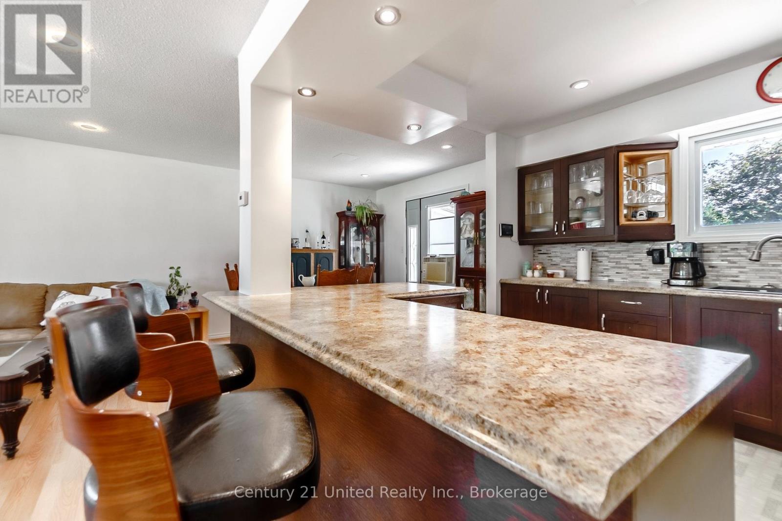 16 JANET DRIVE - 21