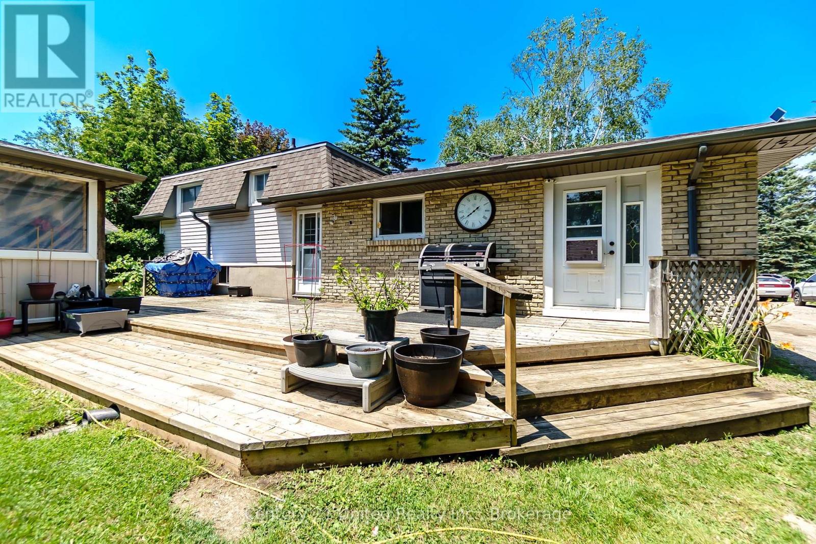 16 JANET DRIVE - 32
