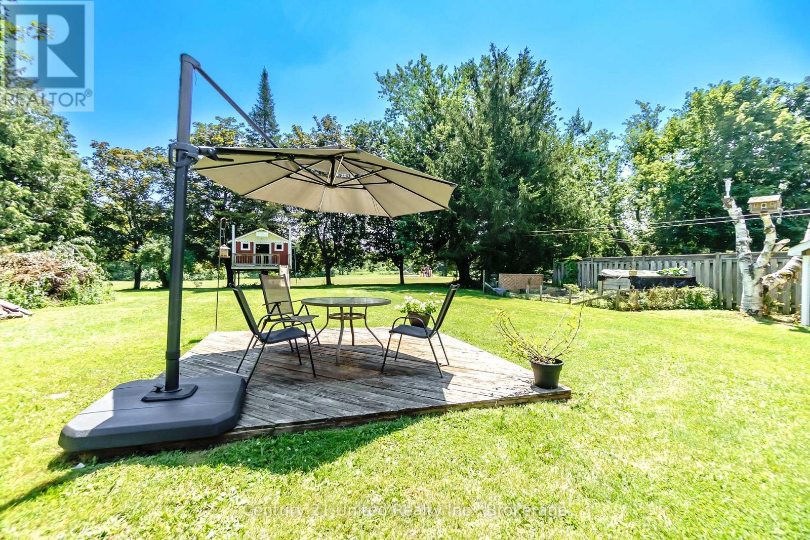 16 JANET DRIVE - 33