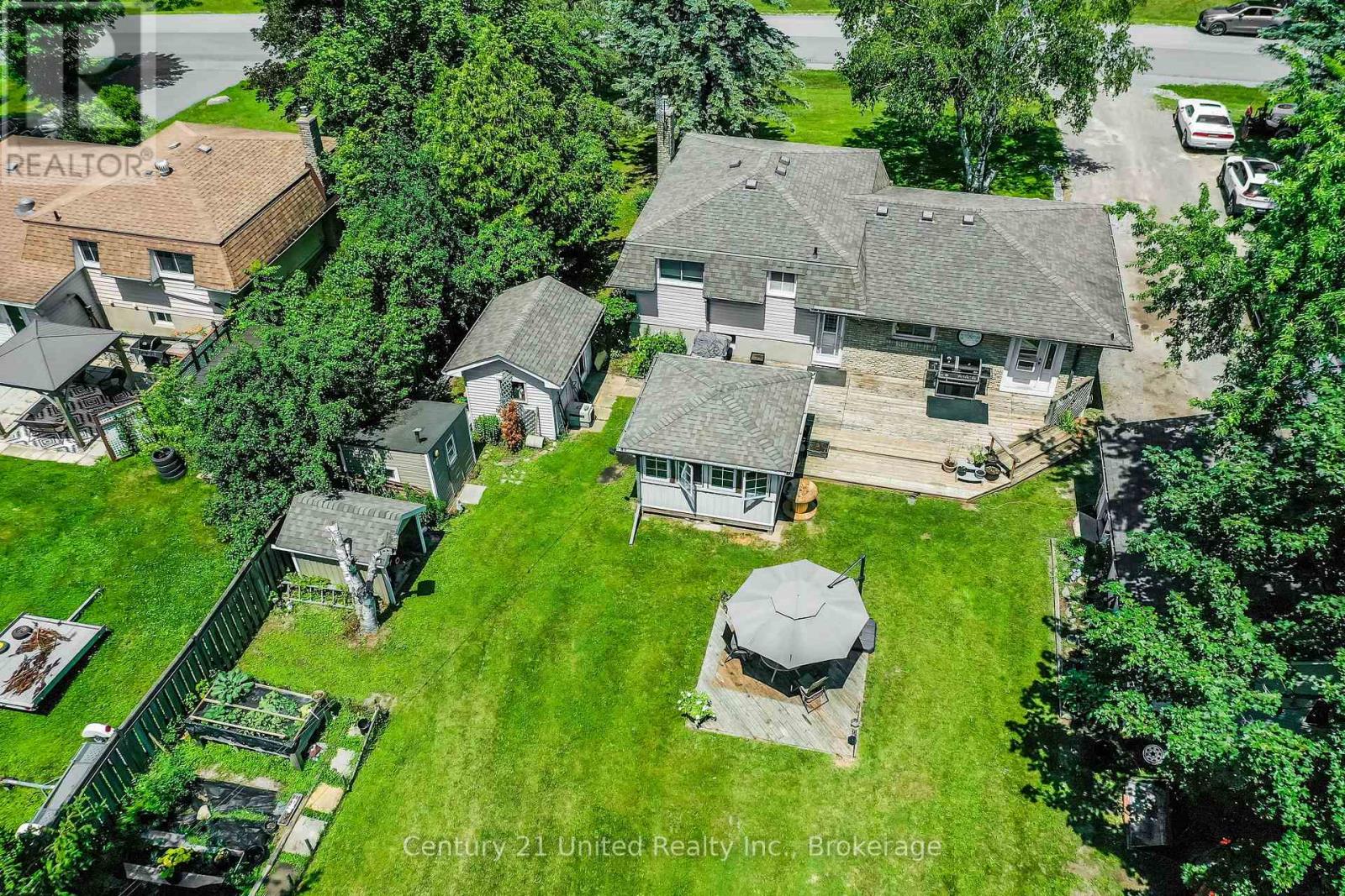 16 JANET DRIVE - 42