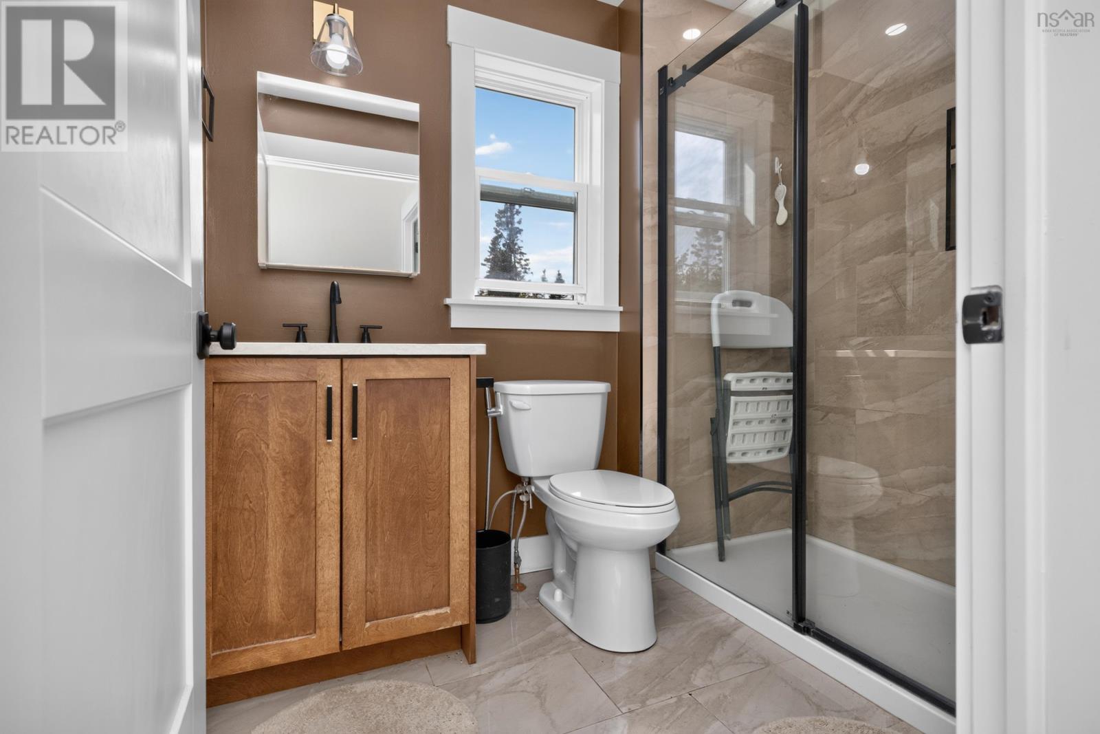 819 Bissett Road - 31