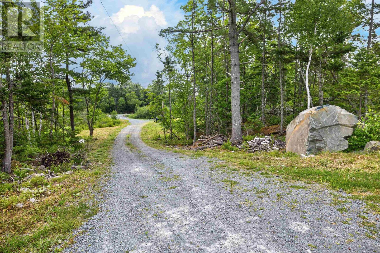 819 Bissett Road - 35