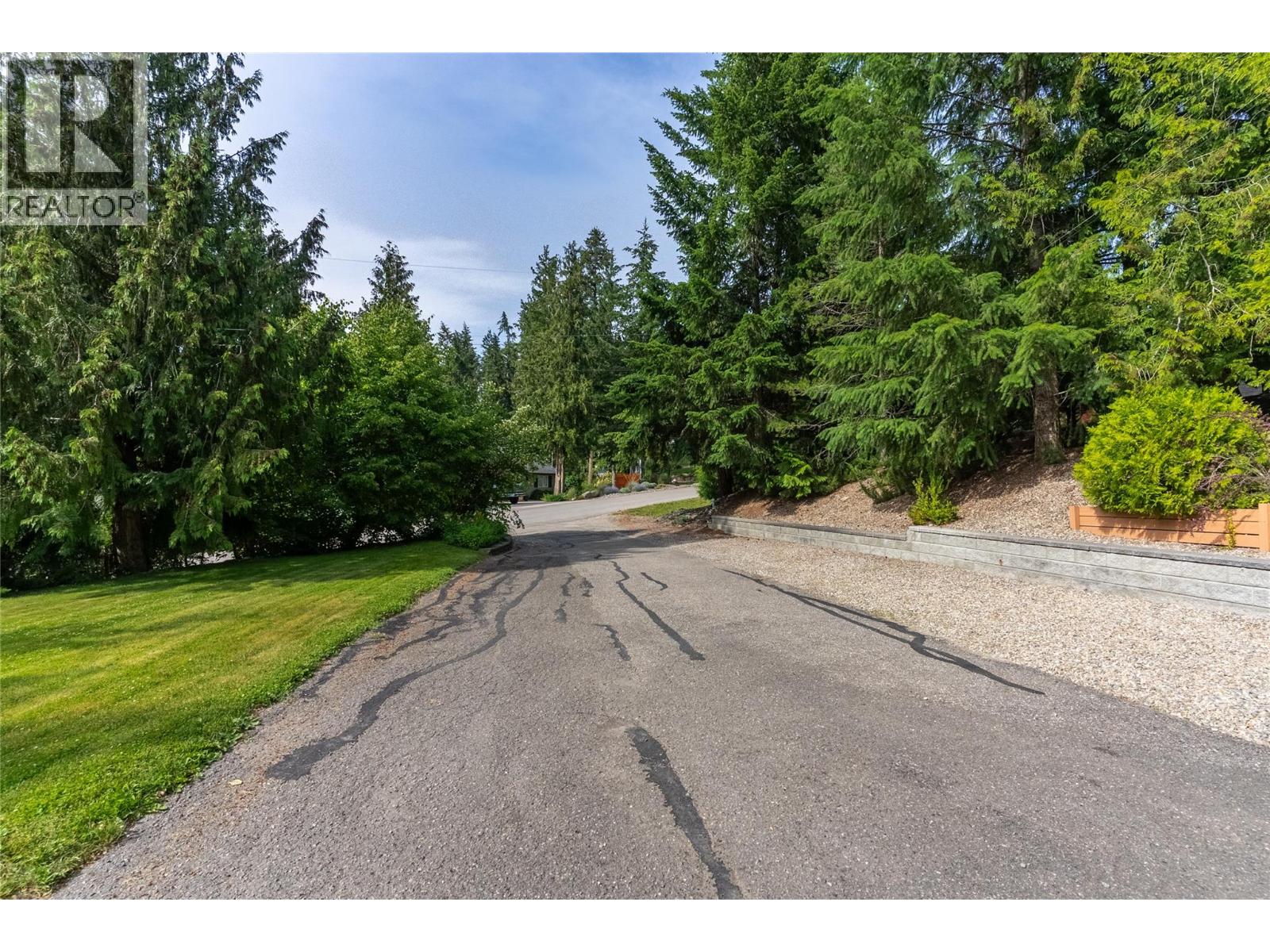 2421 Mount Tuam Crescent - 34