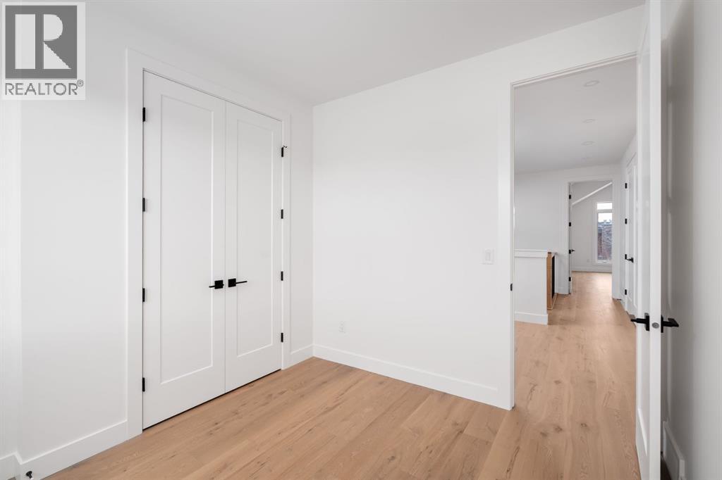 2227 36 Street SW - 31