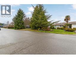 881 Fairways Dr, Qualicum Beach, BC V9K2J1 Photo 9