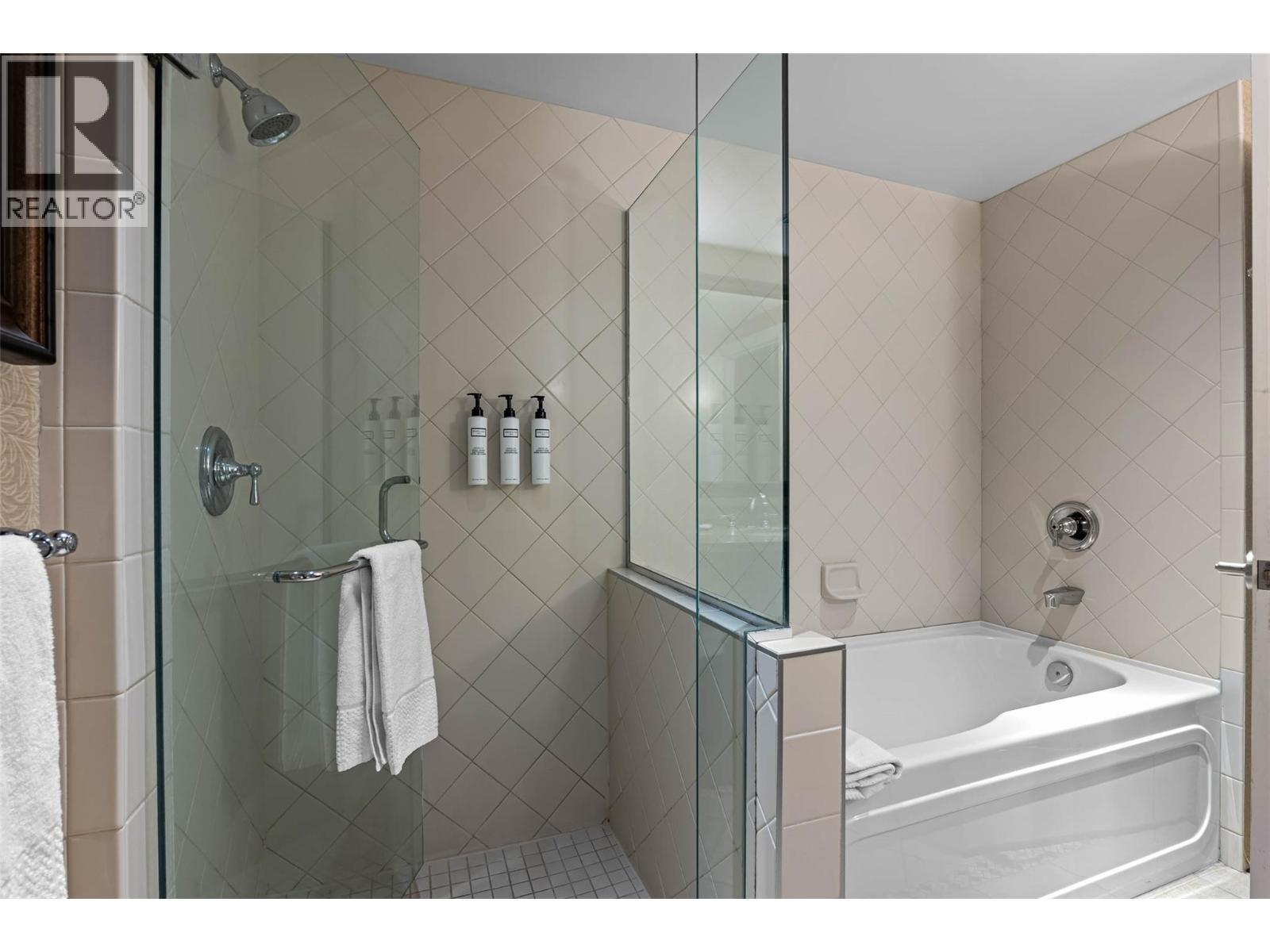 #1315D 3250 Village Way - 14