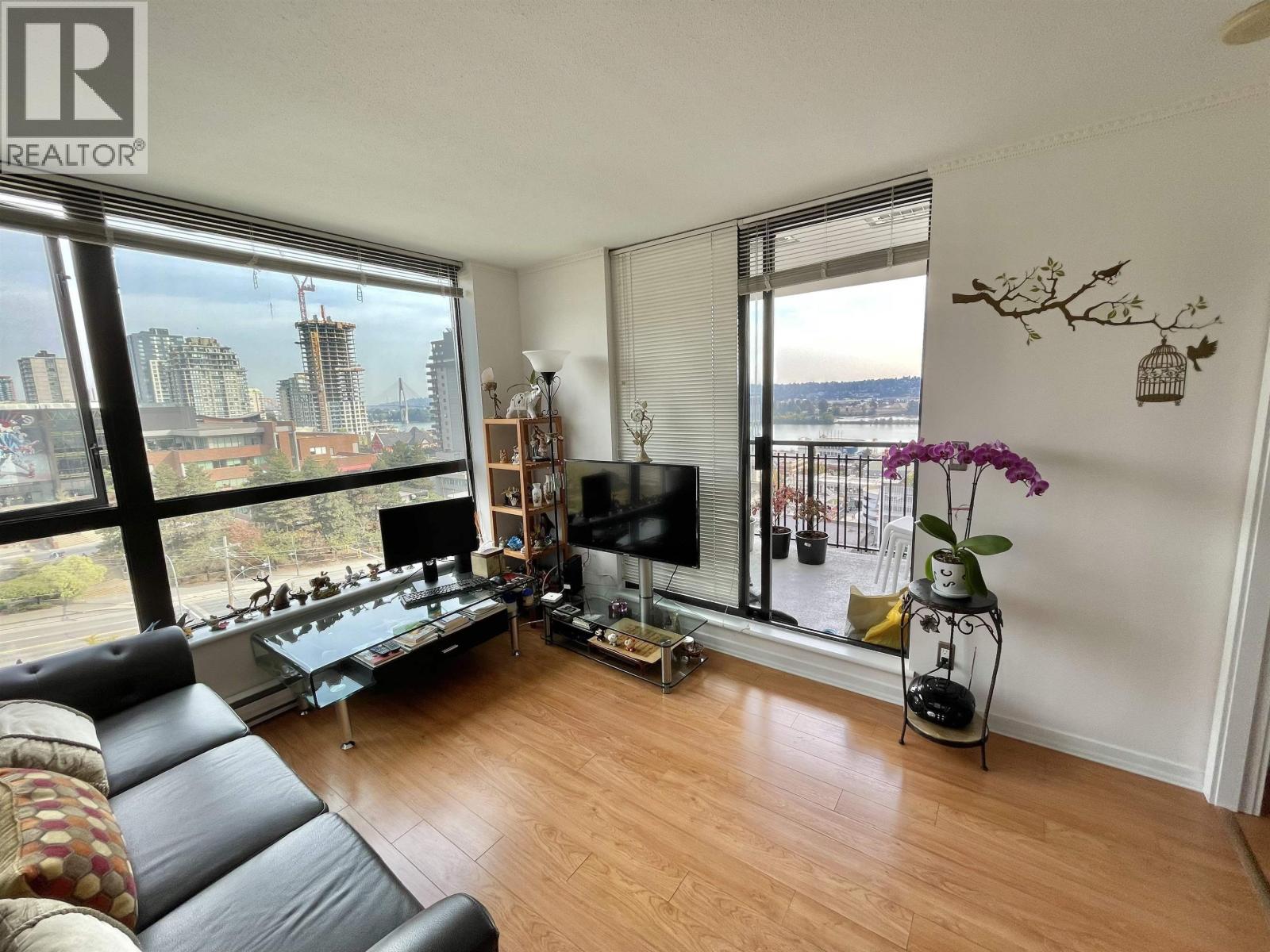 1105 813 AGNES STREET — photo 2
