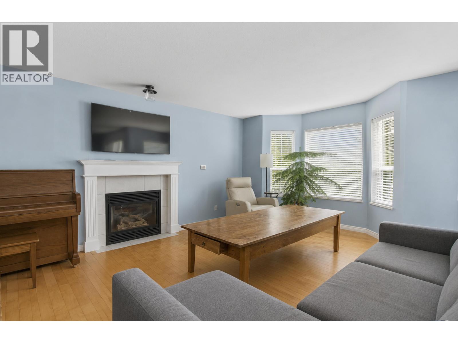1827 MAMQUAM ROAD, Squamish