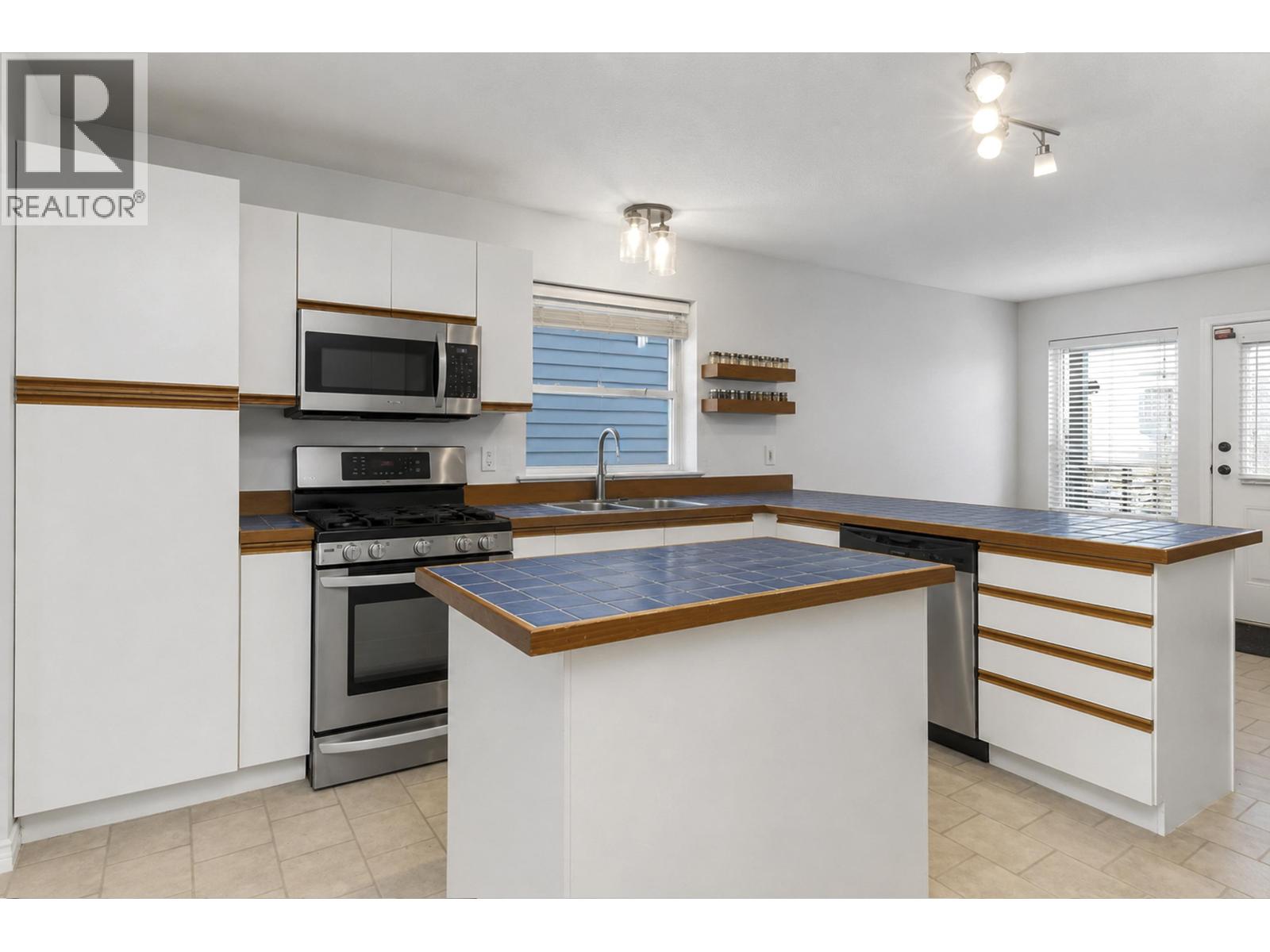1827 MAMQUAM ROAD, Squamish